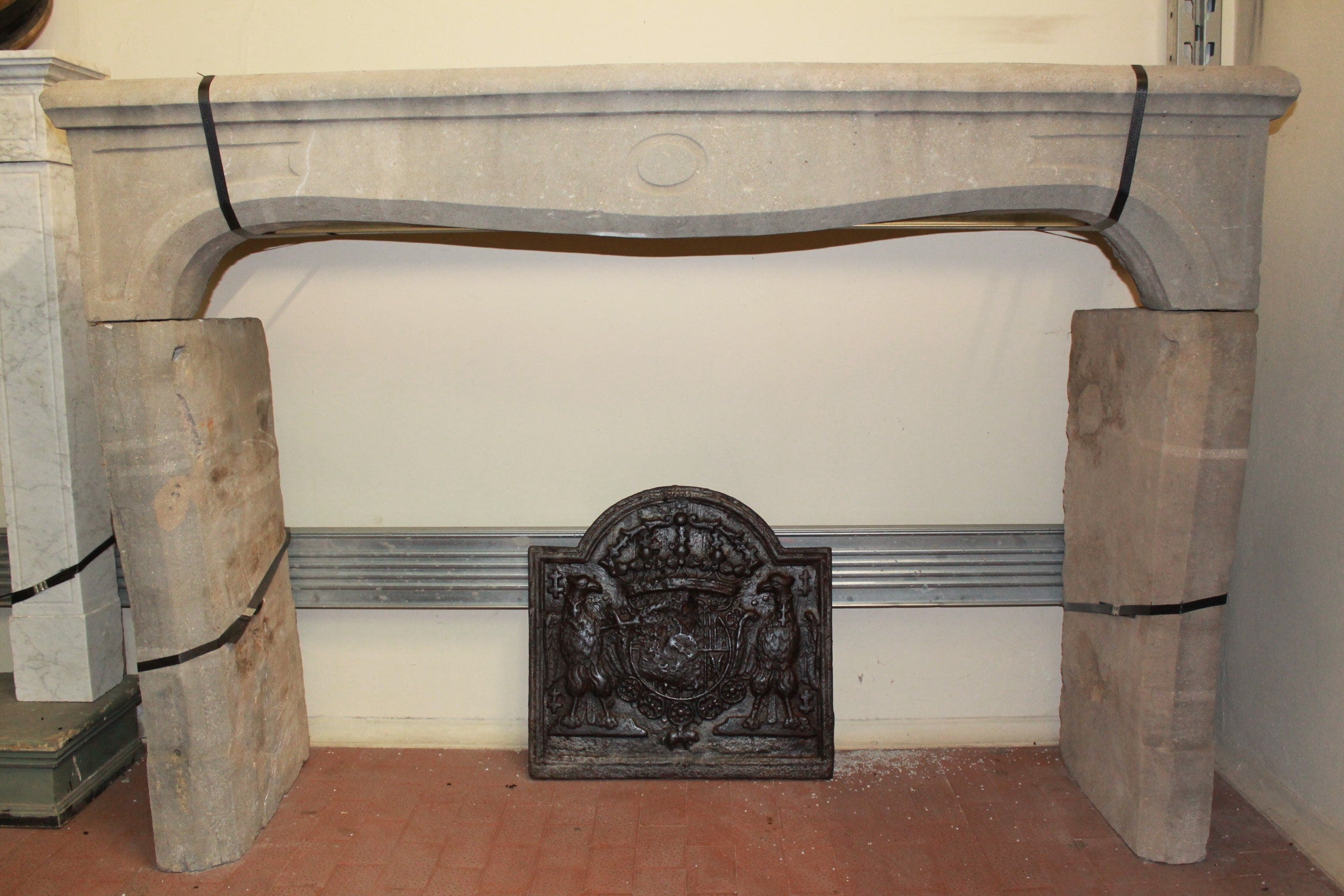 Antico camino piccolo con disegno geometrico 