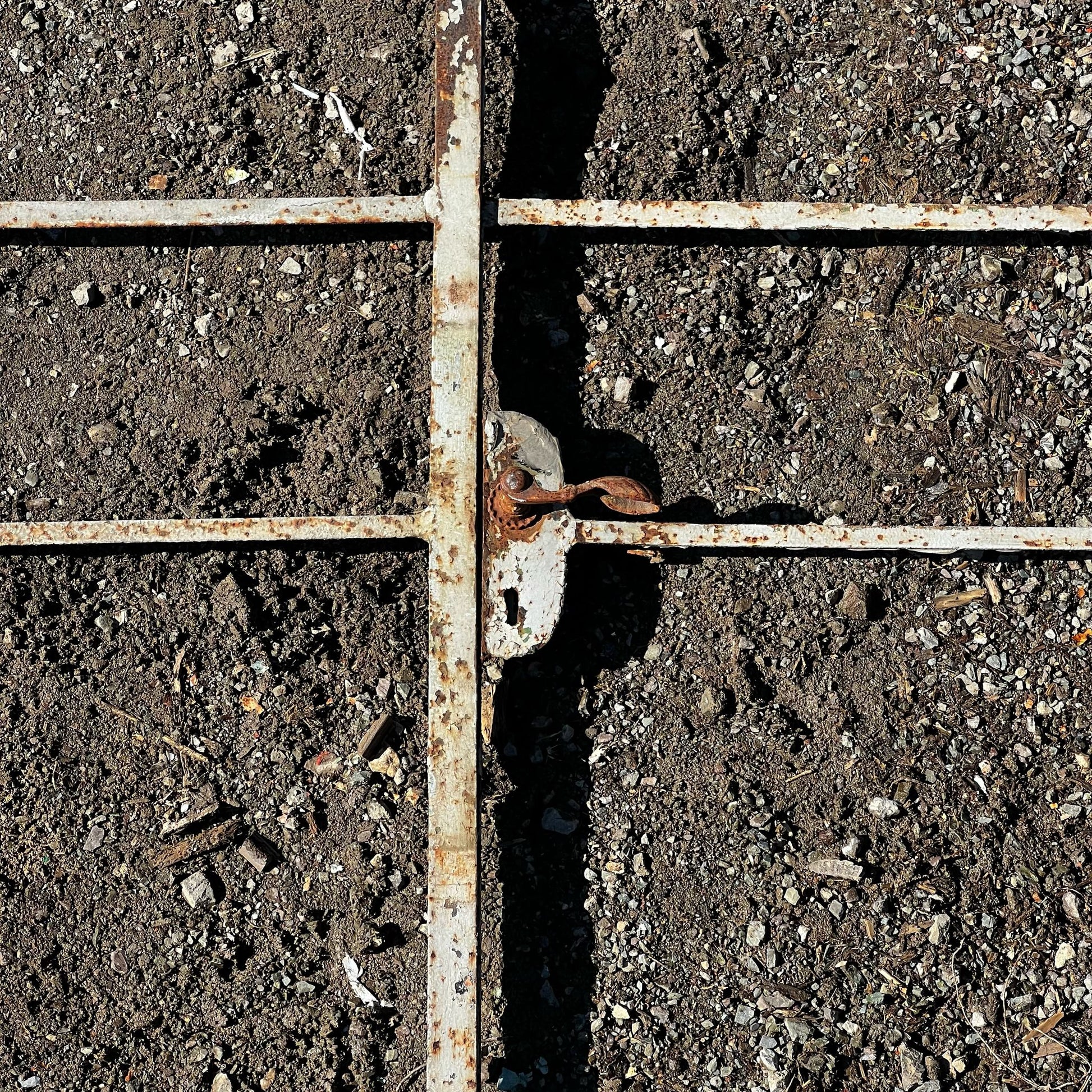 Antico cancello pedonale di ferro