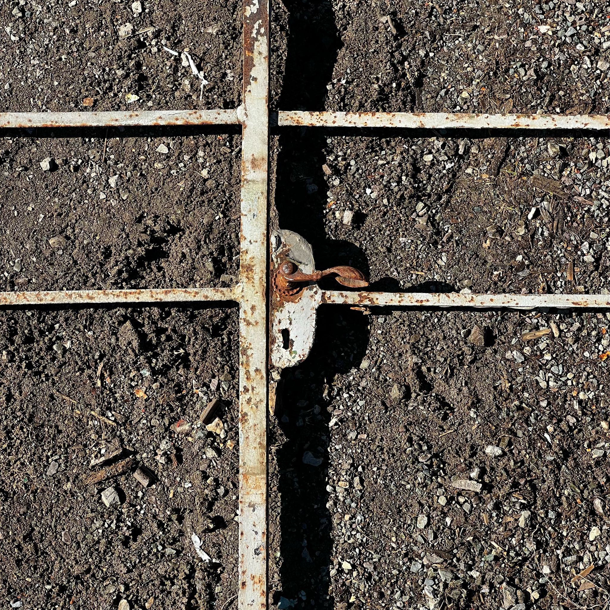 Antico cancello pedonale di ferro