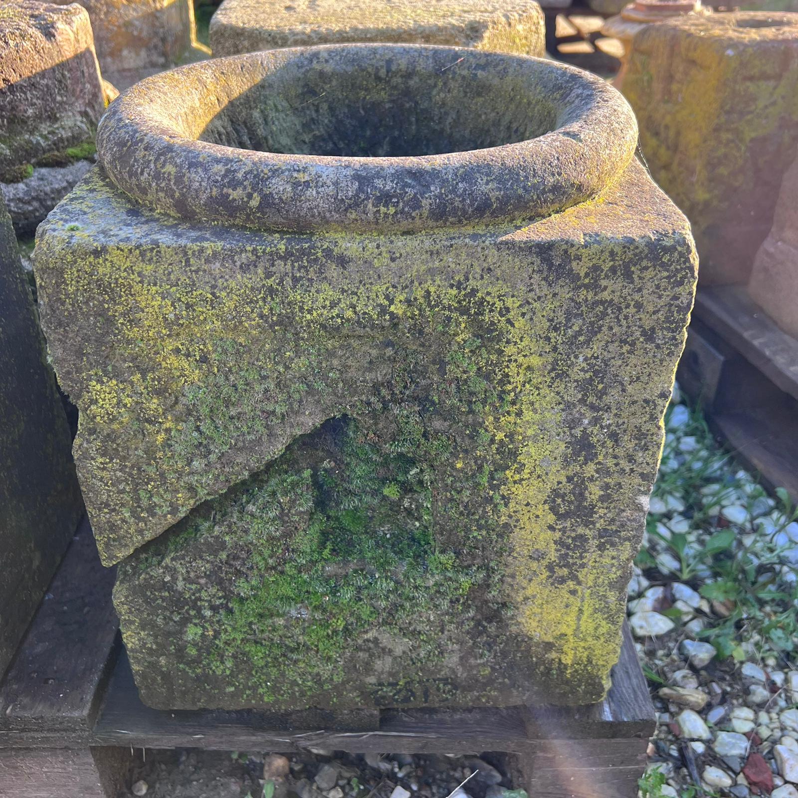 Antico capitello con foro