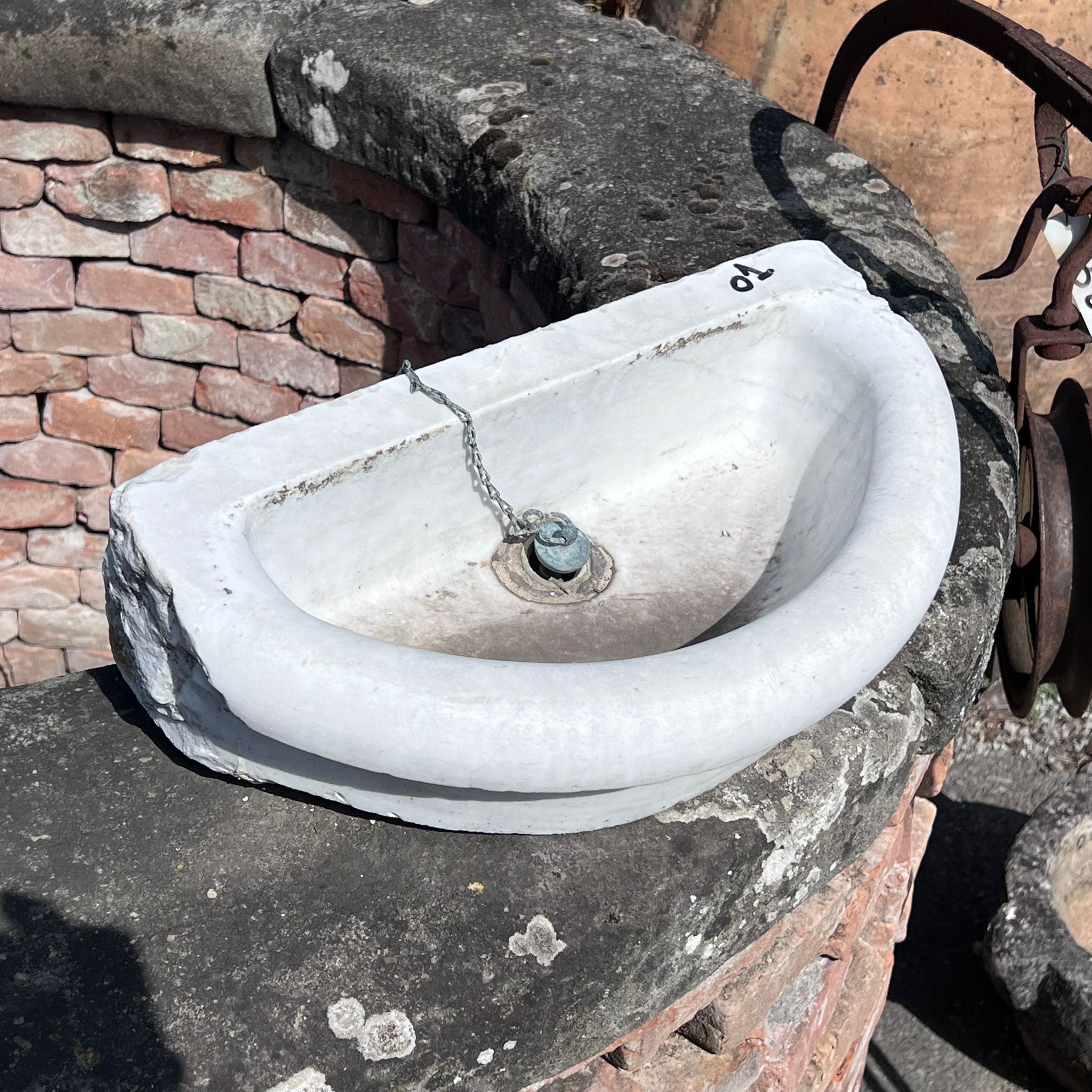 Antico e piccolo lavandino 