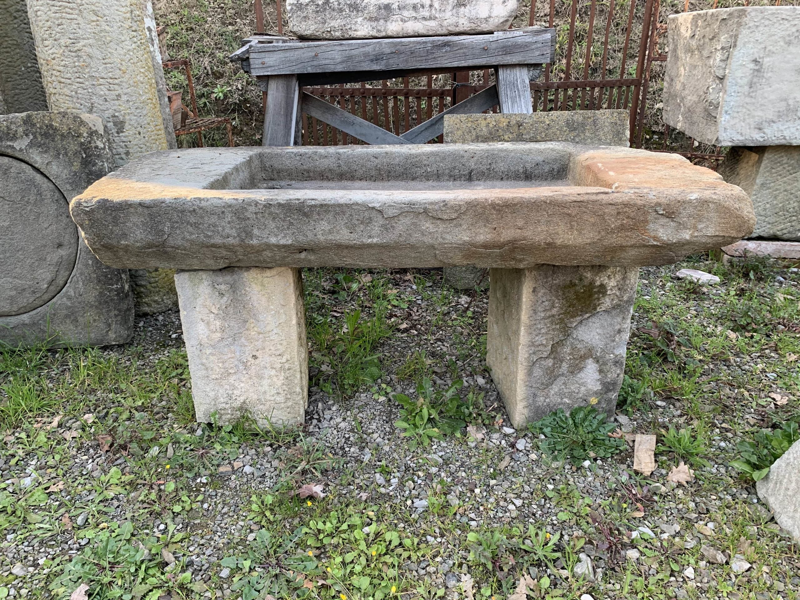 Antico lavandino di pietra semplice 