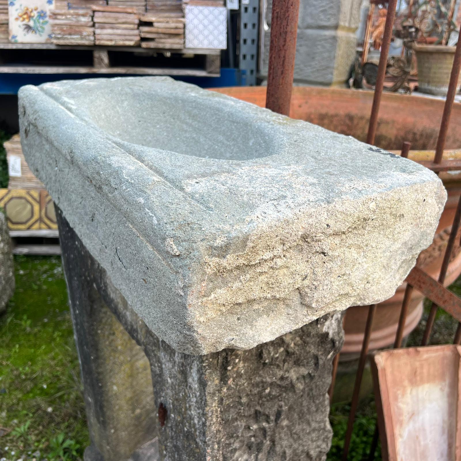 Antico lavandino di pietra 