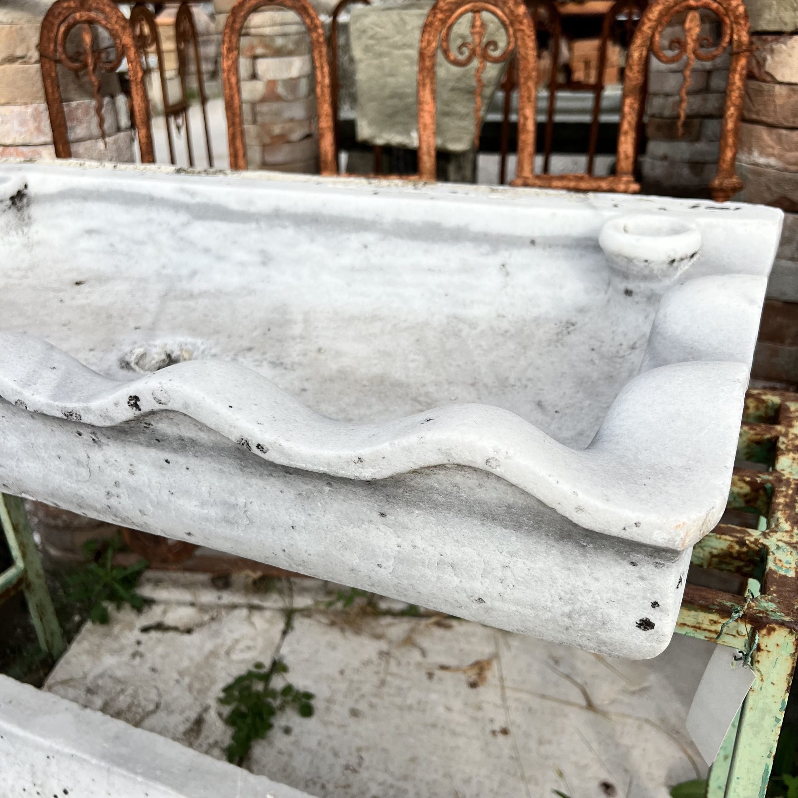 Antico lavandino in marmo 