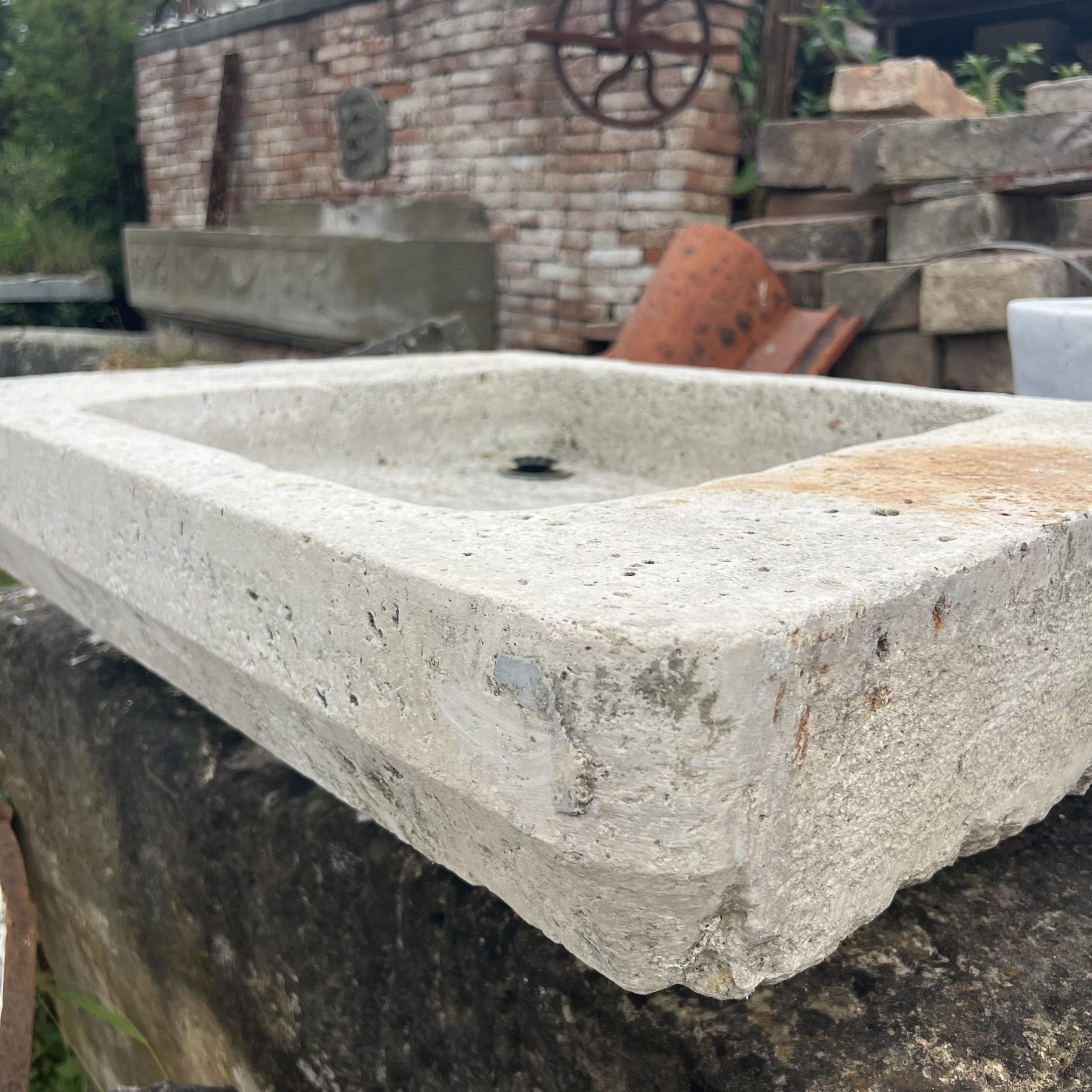 Antico lavandino in pietra chiara 