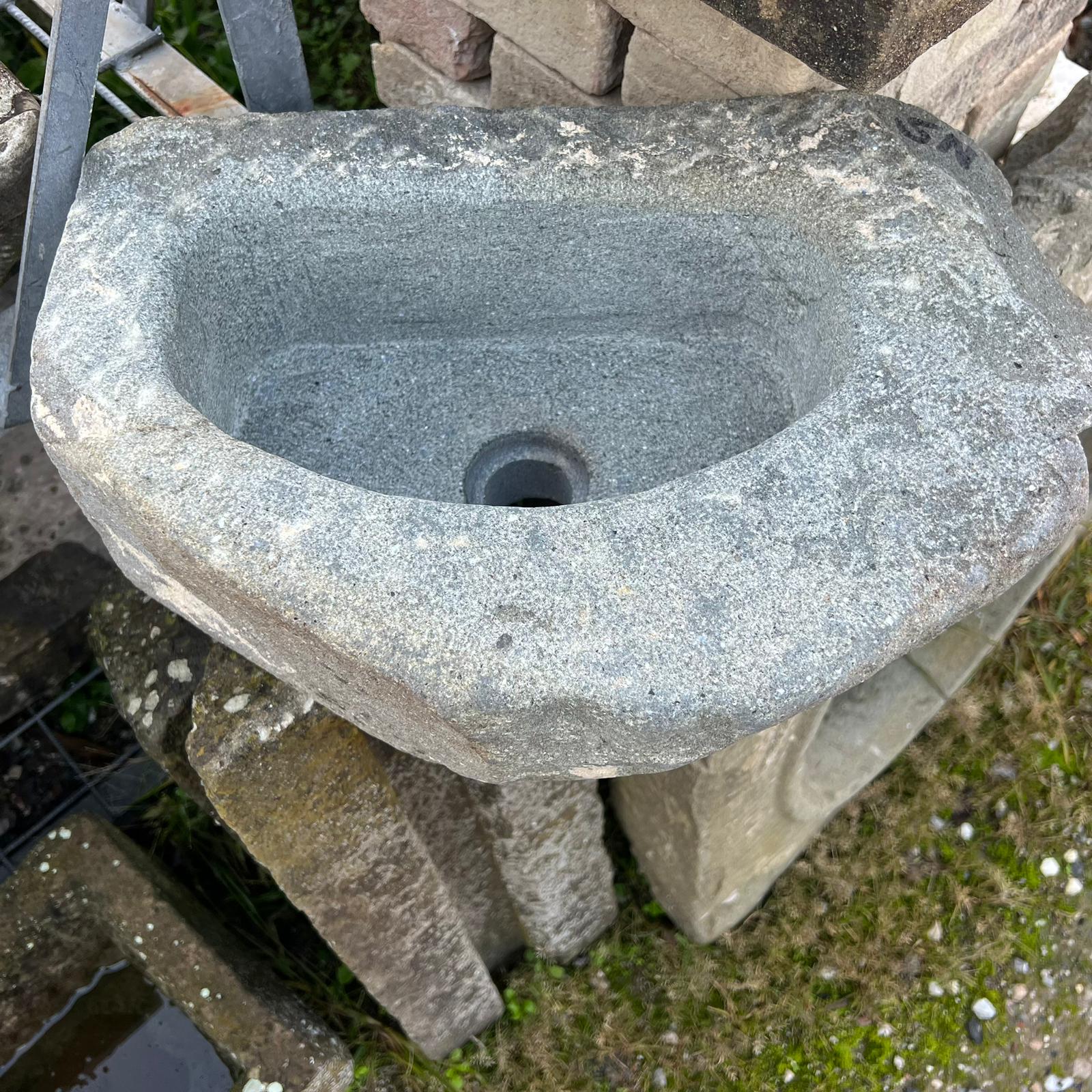 Antico lavandino in pietra