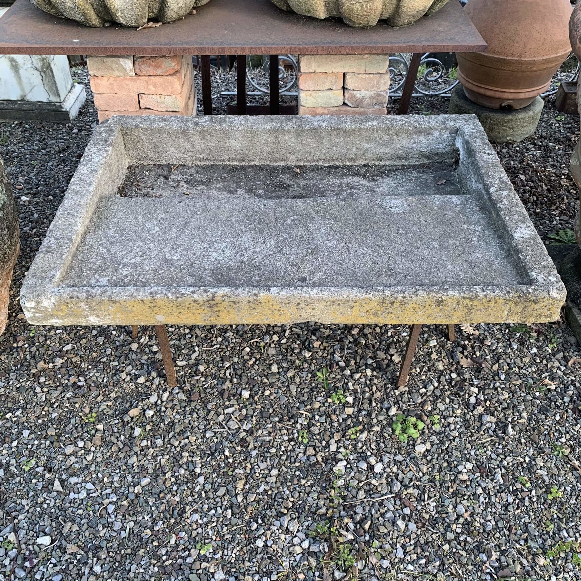 Antico lavatoio in pietra semplice 