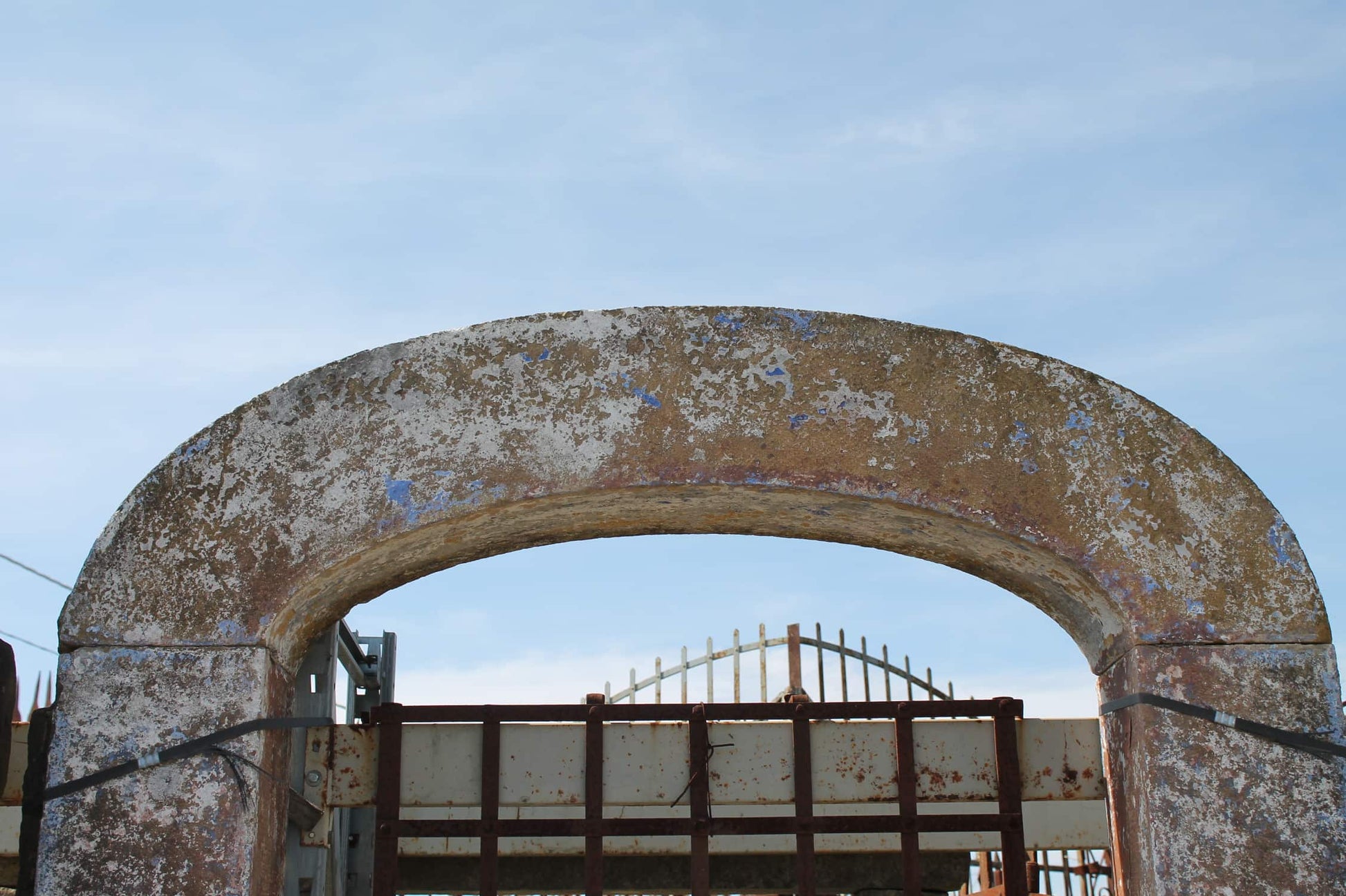 Antico portale di pietra stondato 