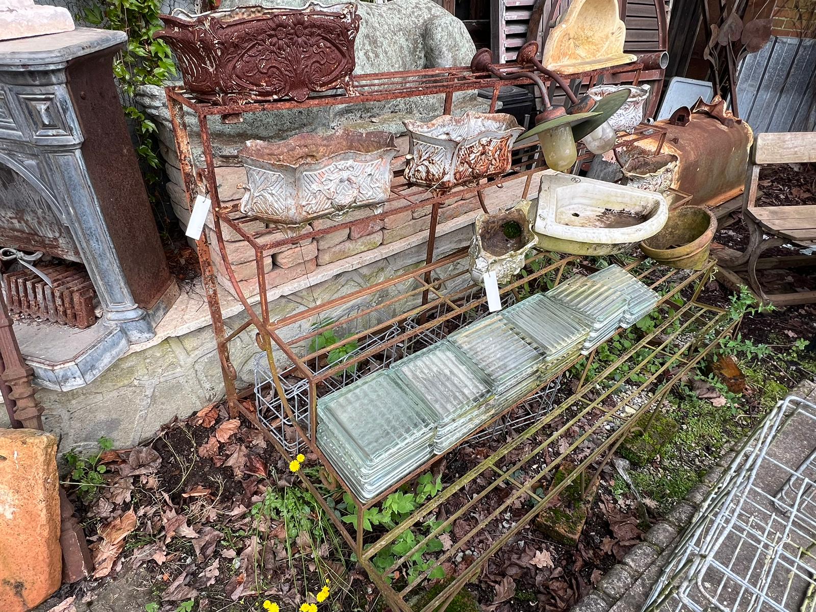 Antico portavasi in ferro battutto