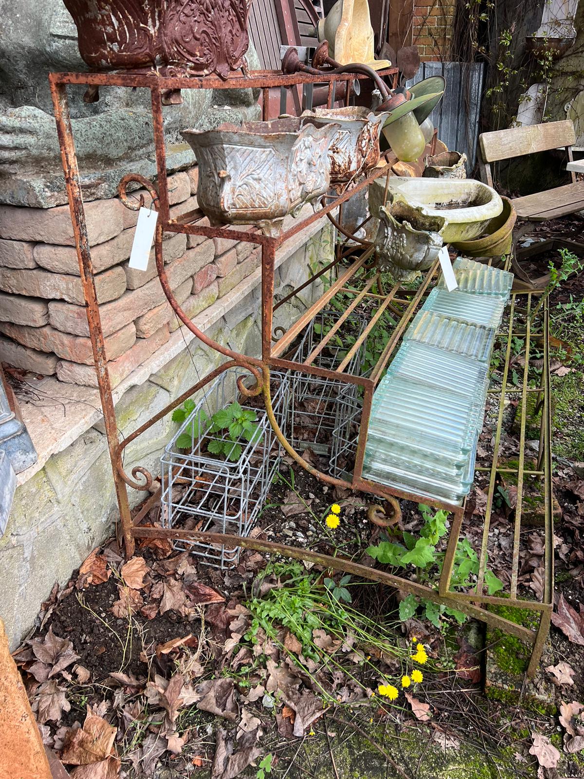 Antico portavasi in ferro