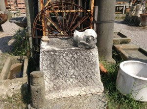 Antico pozzo in pietra quadrato 
