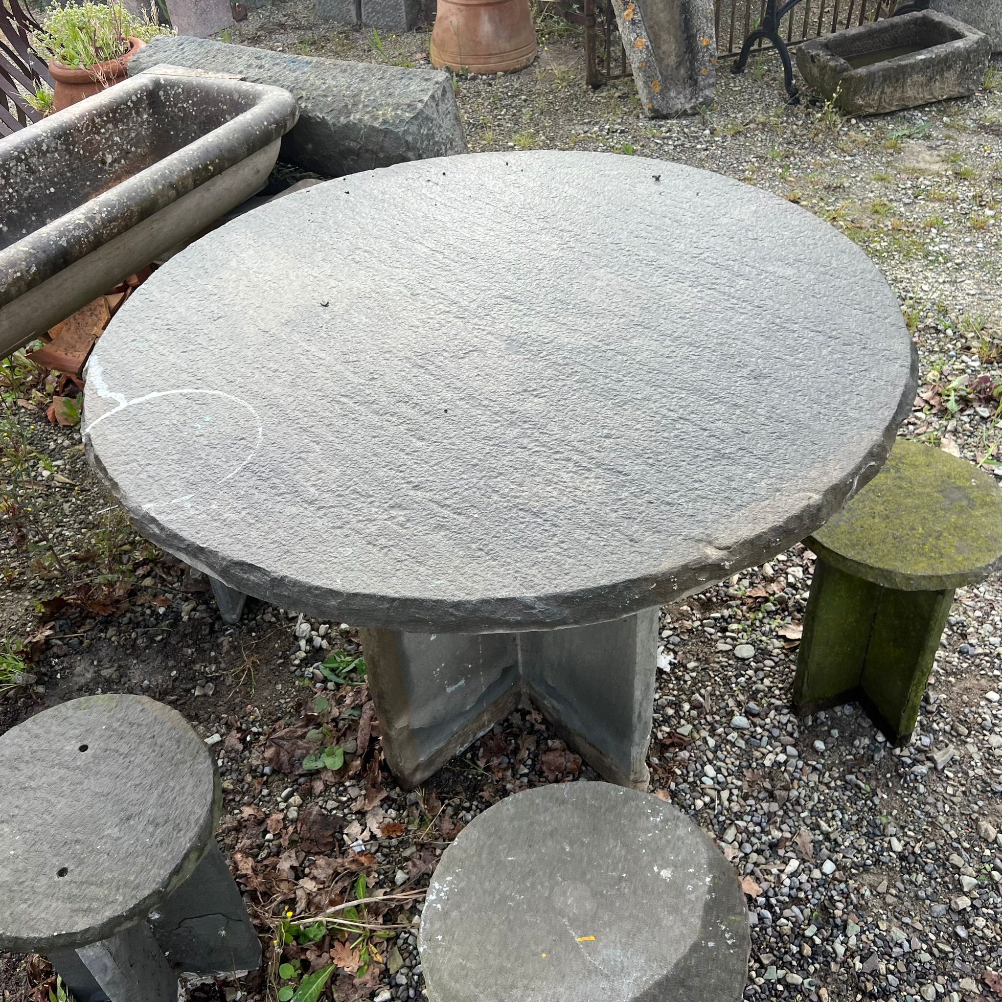 Antico set tavolo e sgabelli 