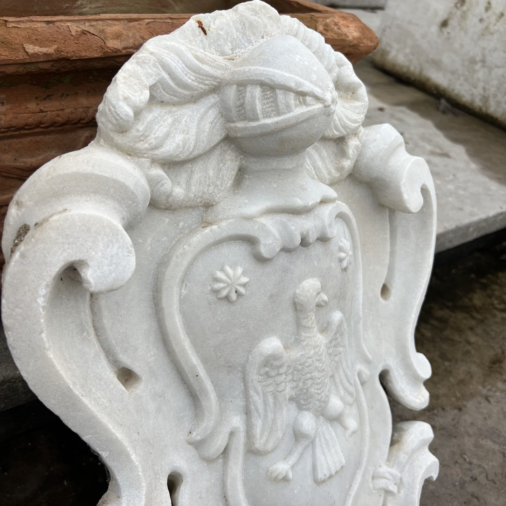 Antico stemma in marmo bianco