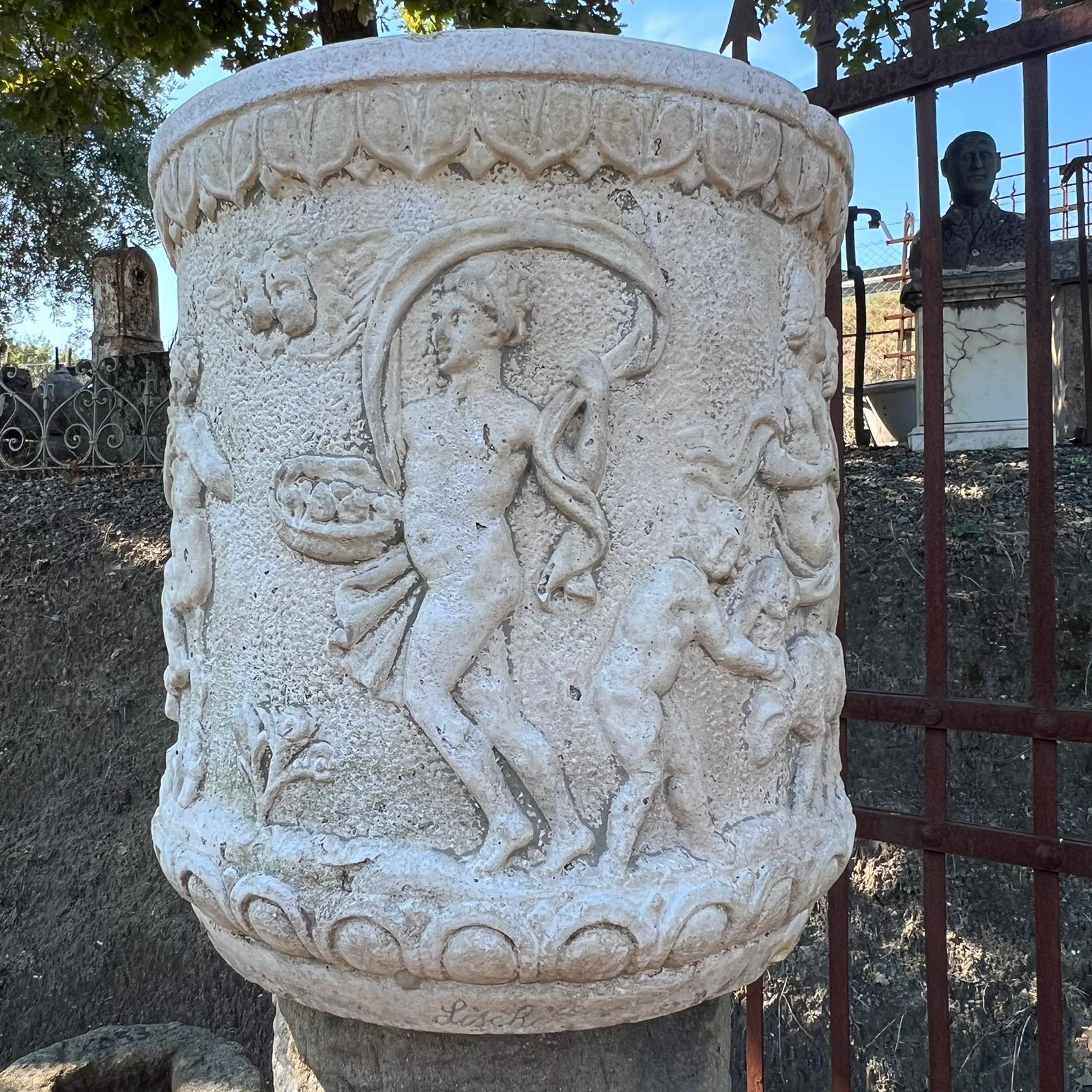 Antico vaso in cemento decorato 