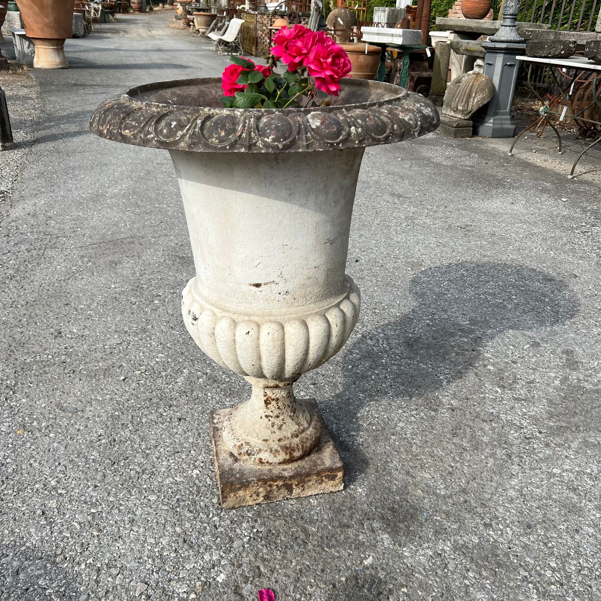 Antico vaso in ghisa 
