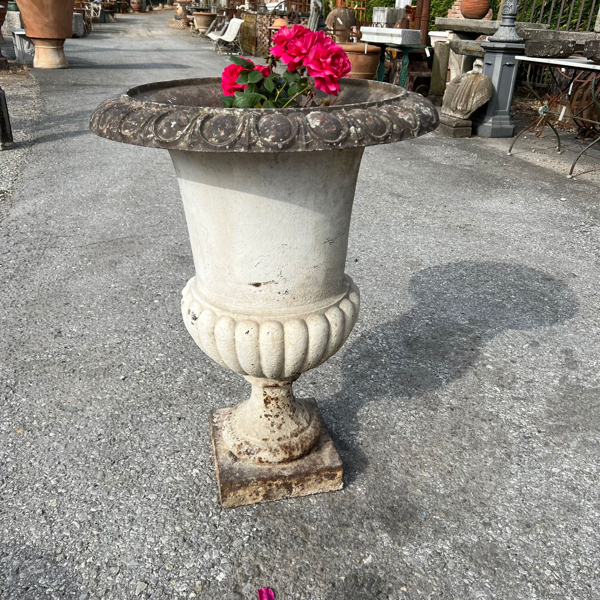 Antico vaso in ghisa 