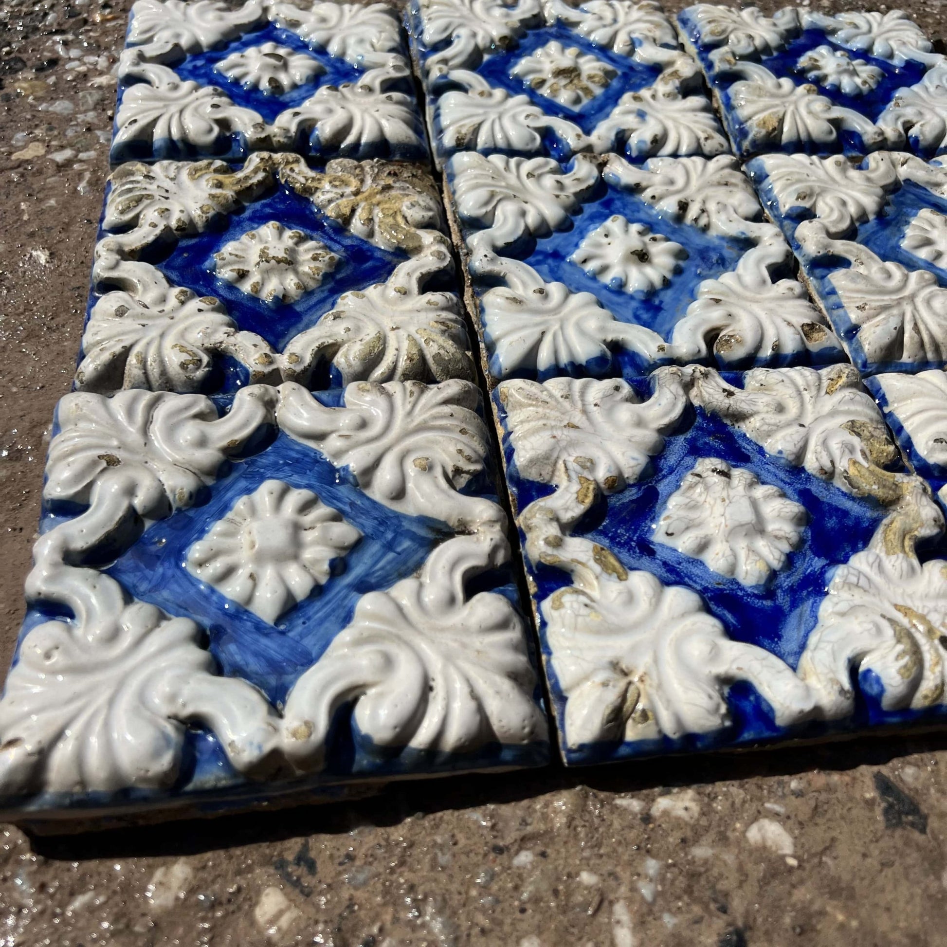 Azulejos a basso rilievo bianche e blu 