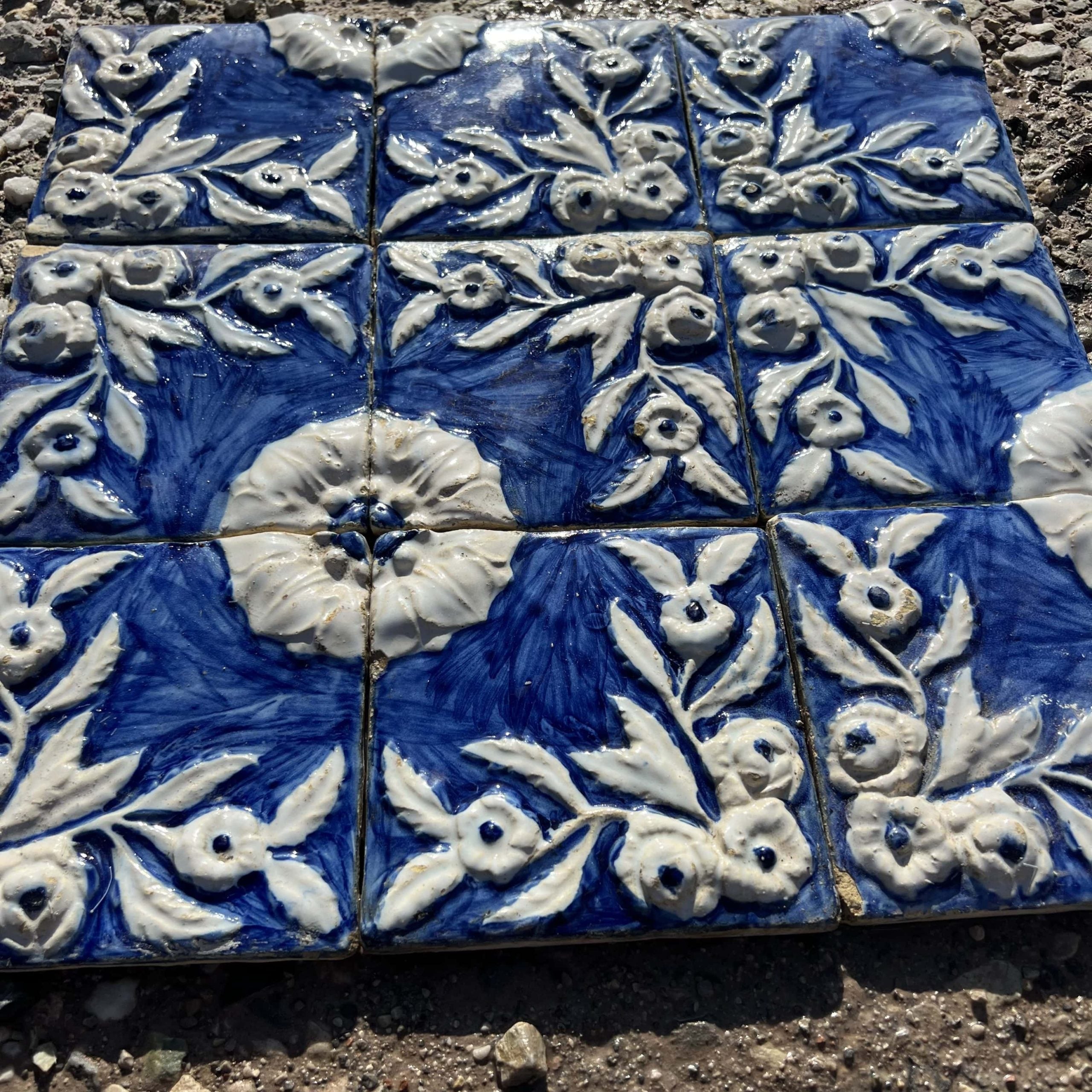 Azulejos blu con decoro 