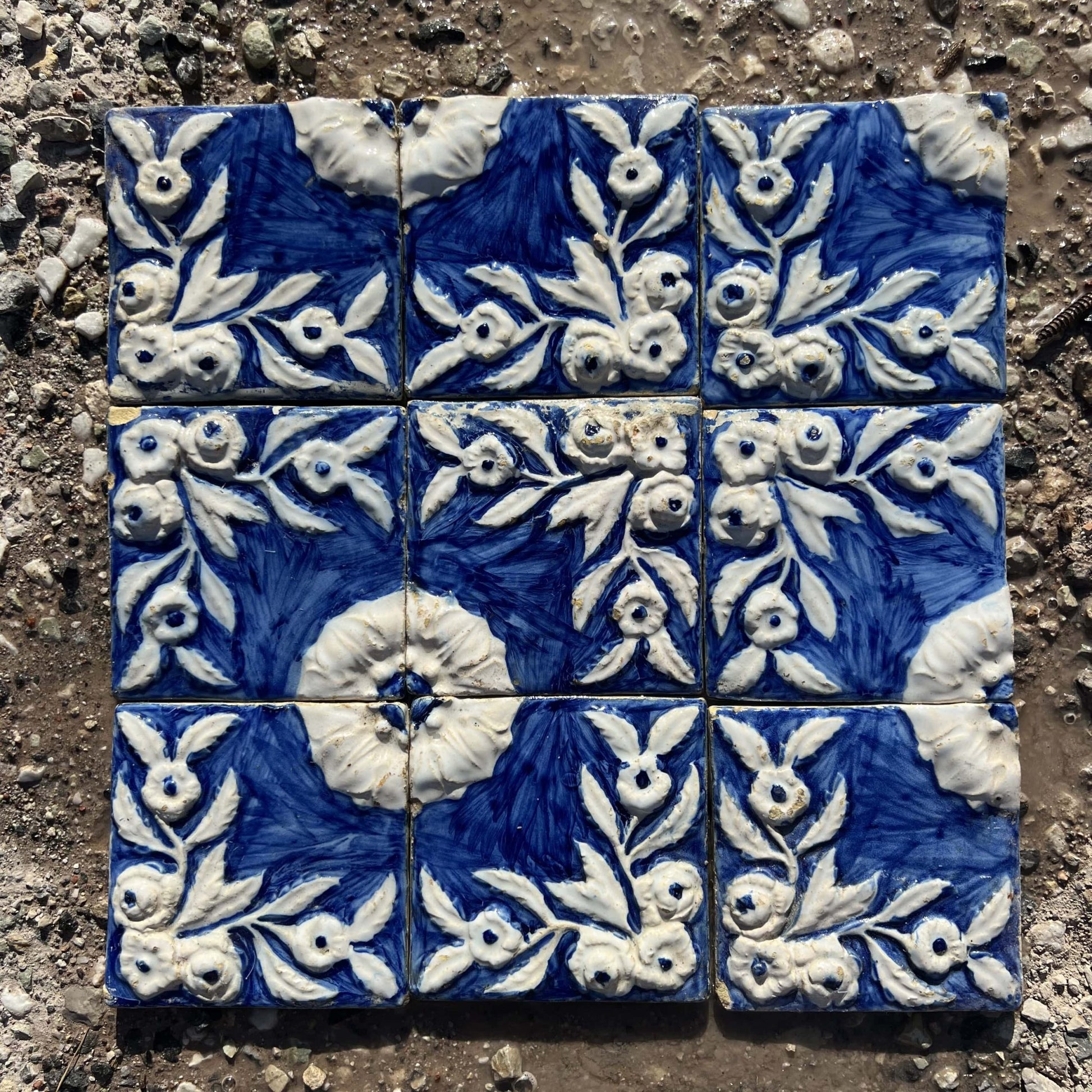 azulejos con decoro in basso rilievo 