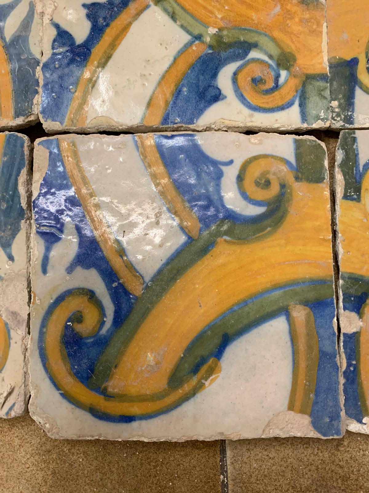 Azulejos con vari disegni geometrici gialli e blu dettagli