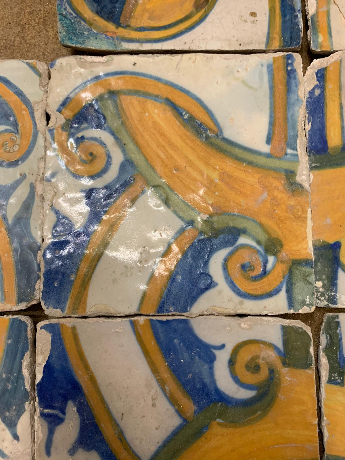 Azulejos con vari disegni geometrici gialli e blu
