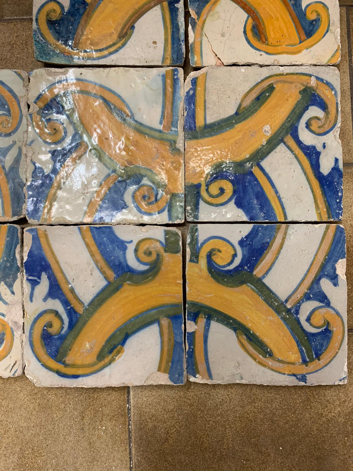 Azulejos con vari disegni geometrici gialli