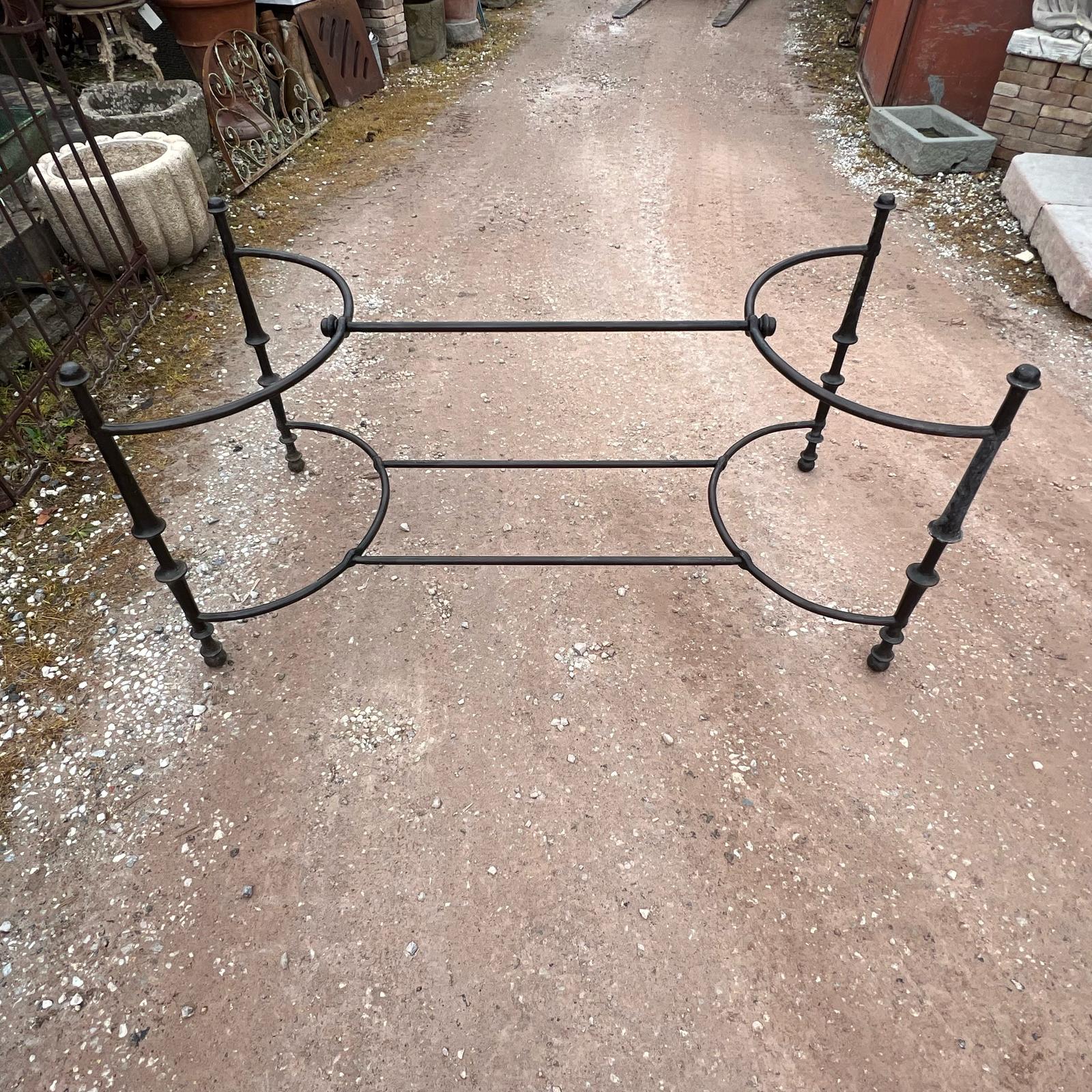 Base in ferro battuto