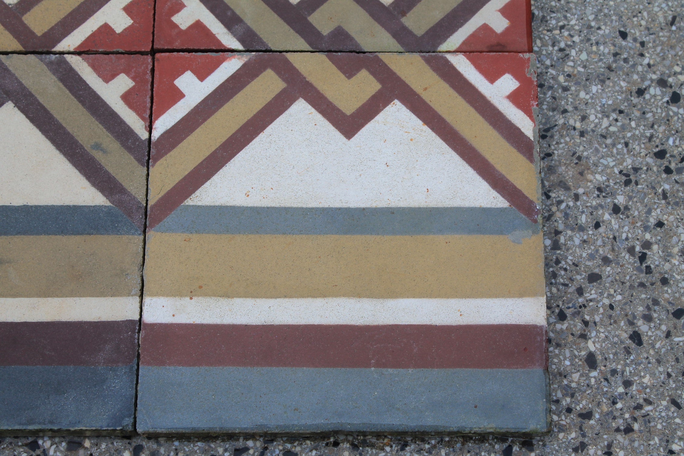 Bordo con disegno geometrico vecchio