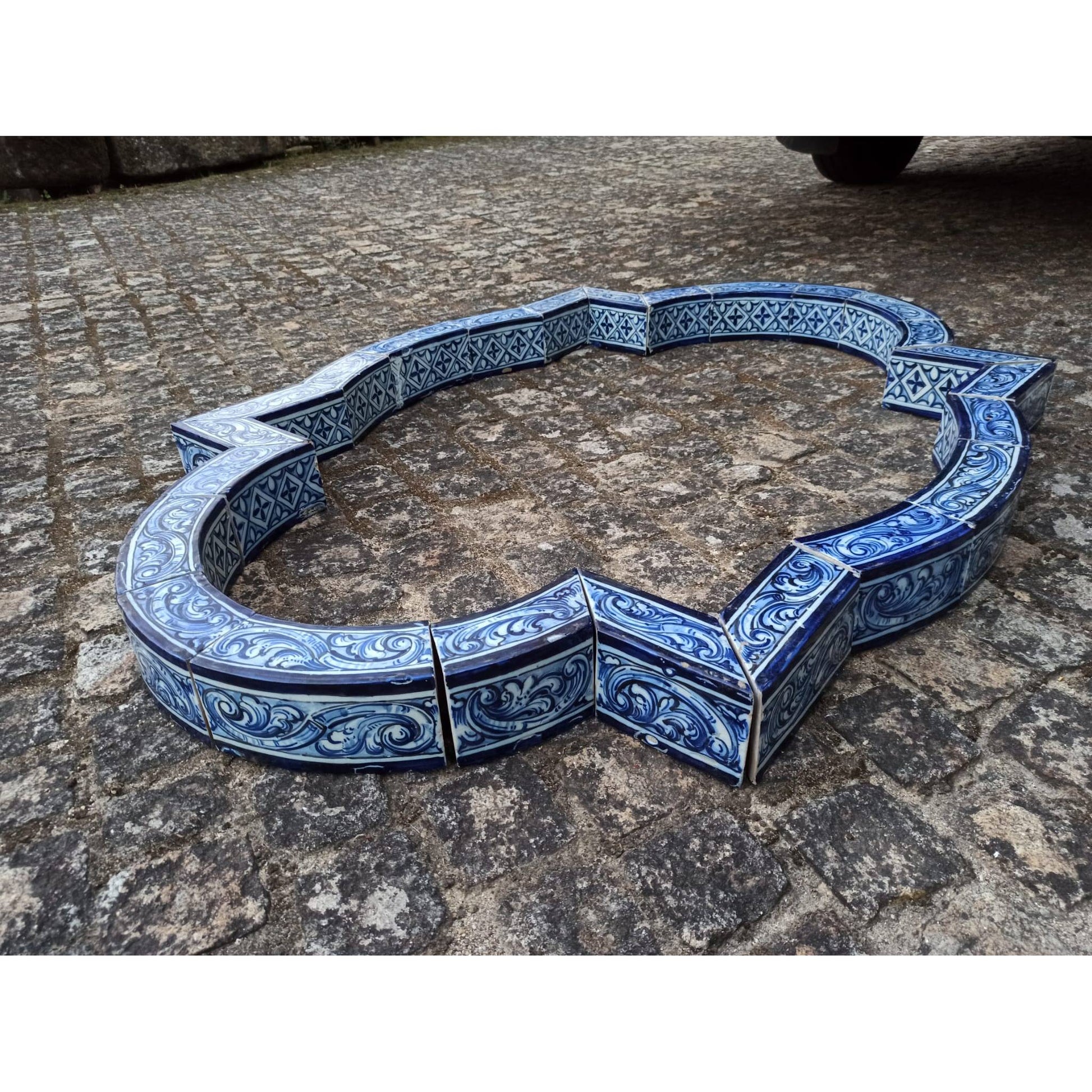 Bordo di fontana in maiolica 