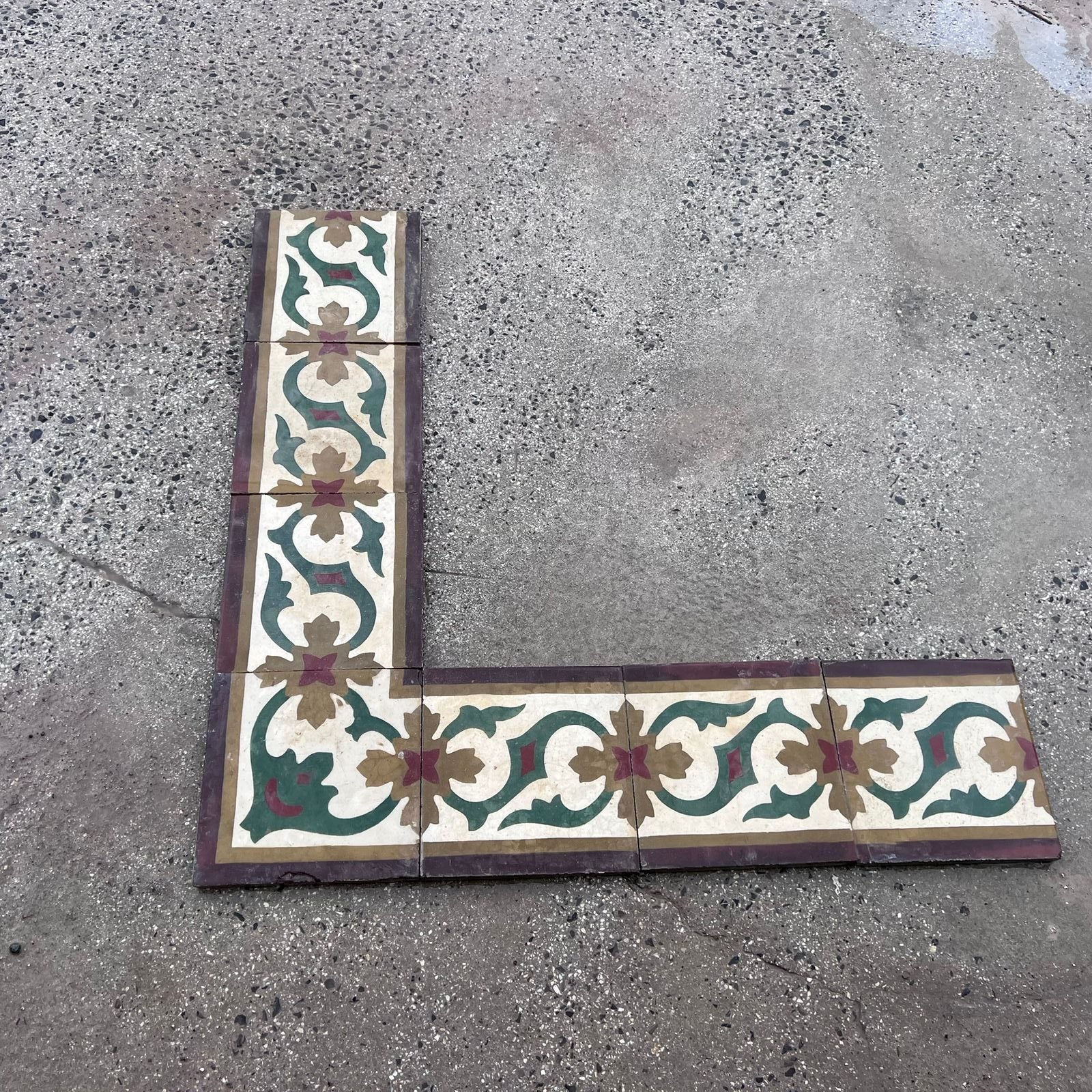 Bordo in cementina con decoro floreale 
