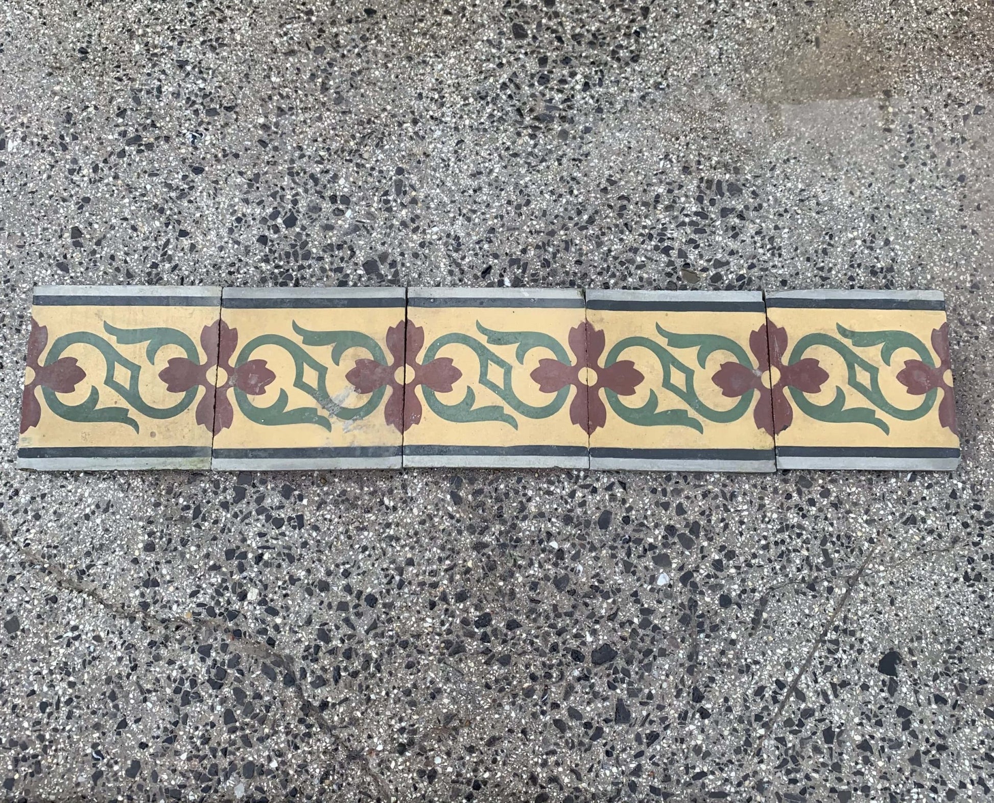 Bordo in cementina decorato 
