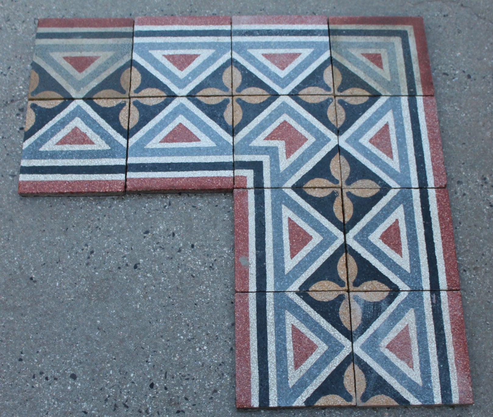 Bordo in graniglia di colore rosso e blu