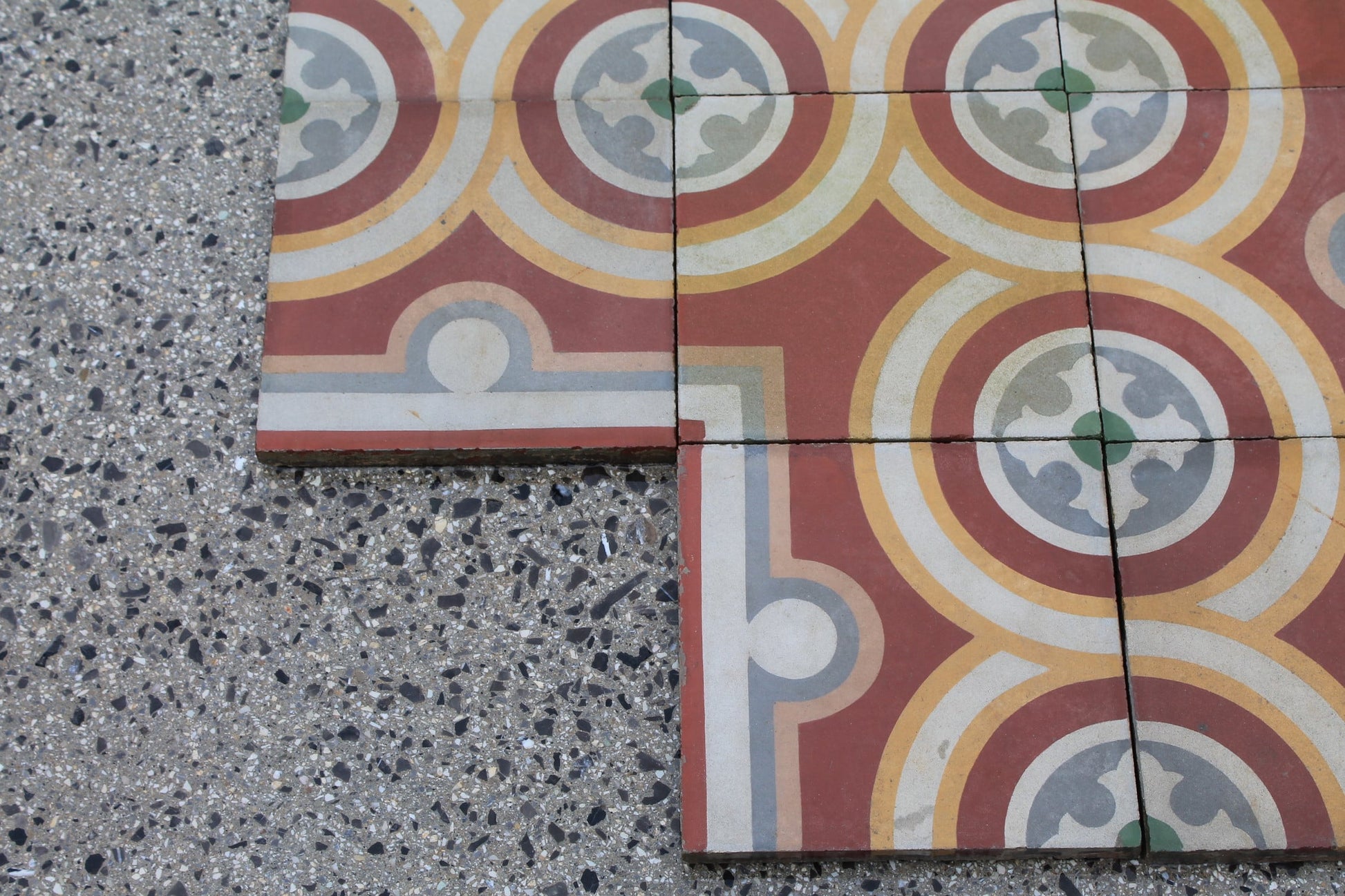 Bordo in pastina con disegno geometrico antico colorato 