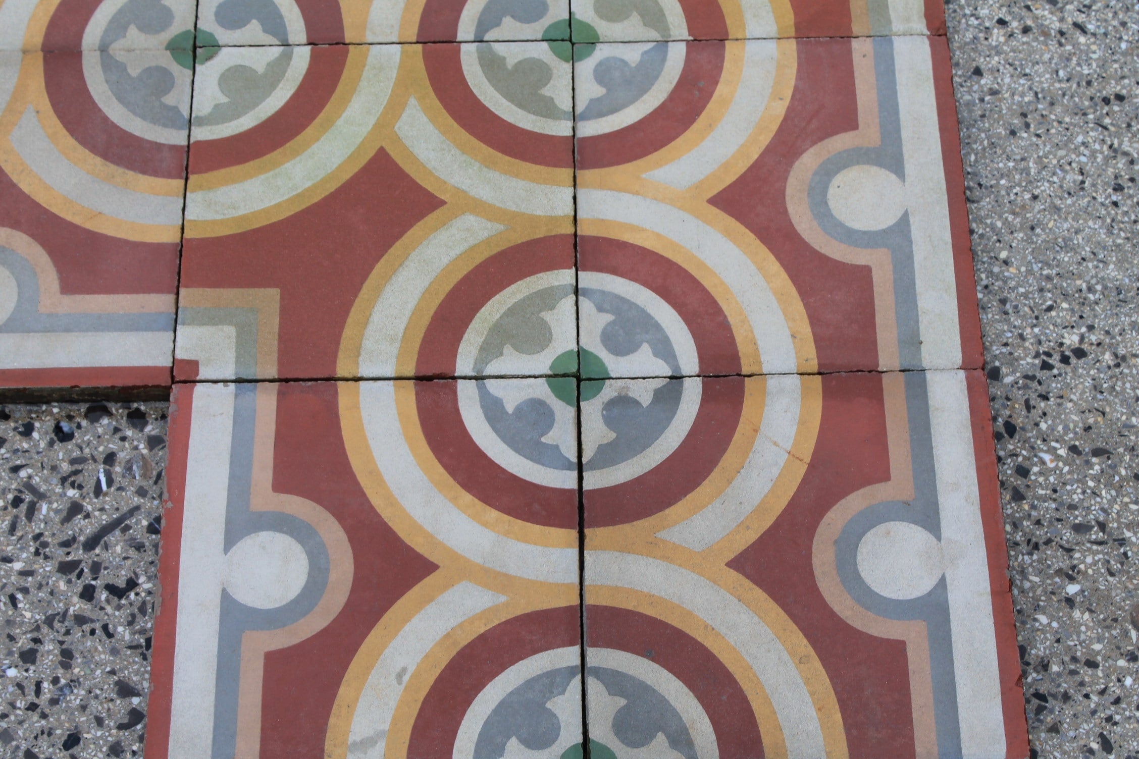 Bordo in pastina con disegno geometrico antico 
