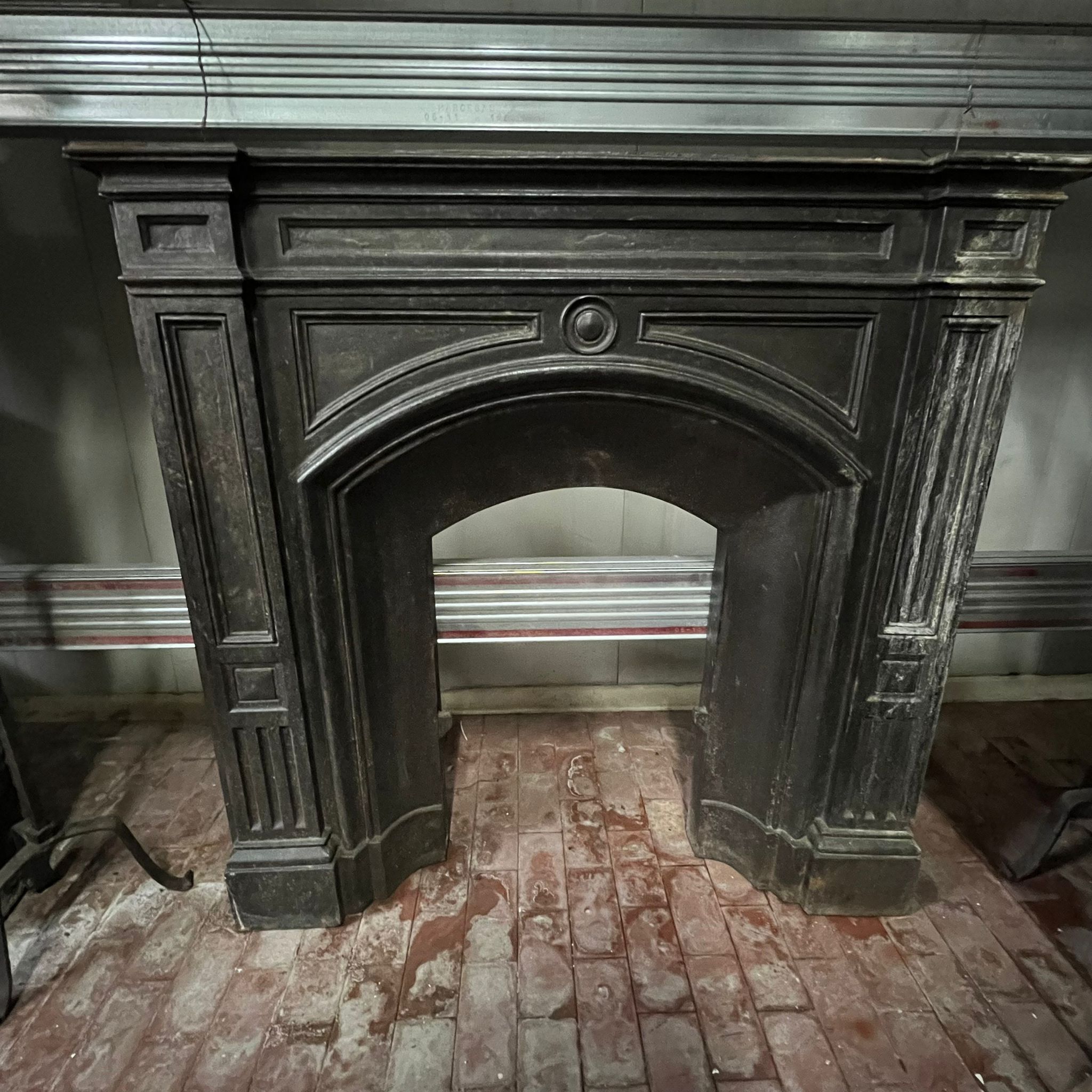 Caminetto recuperato in ghisa 