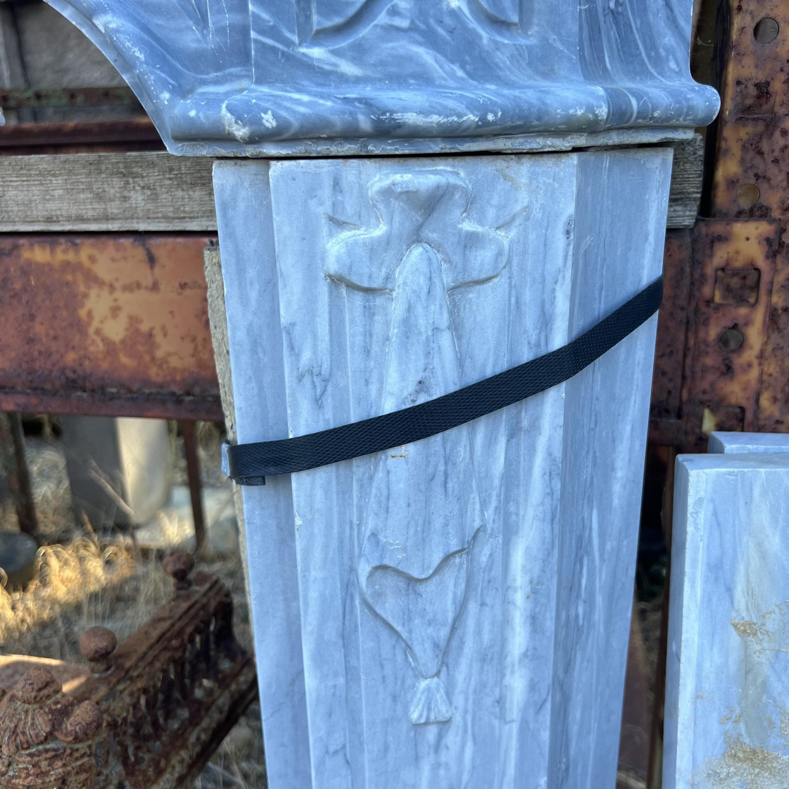 Camino antico di marmo