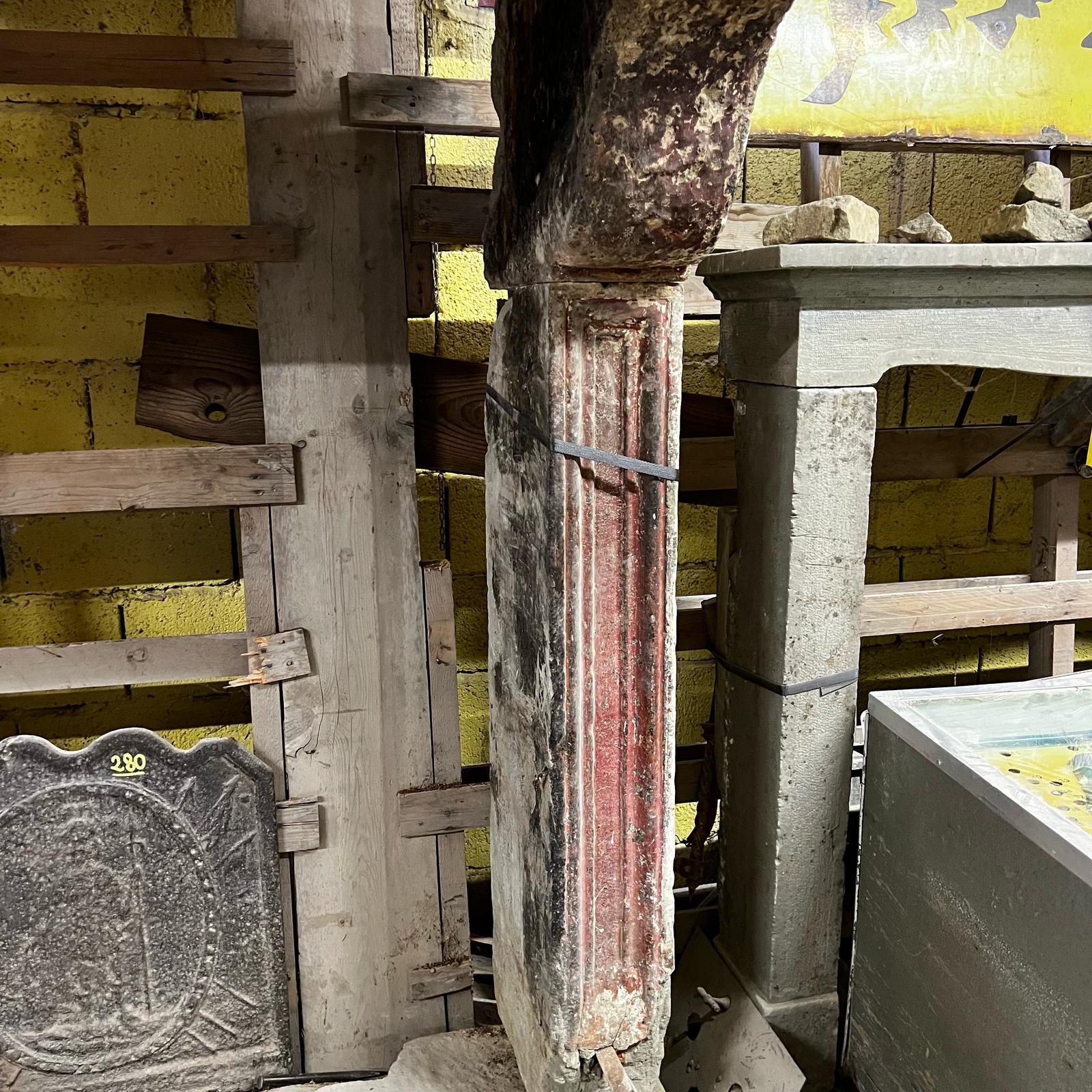 Camino in pietra antico 