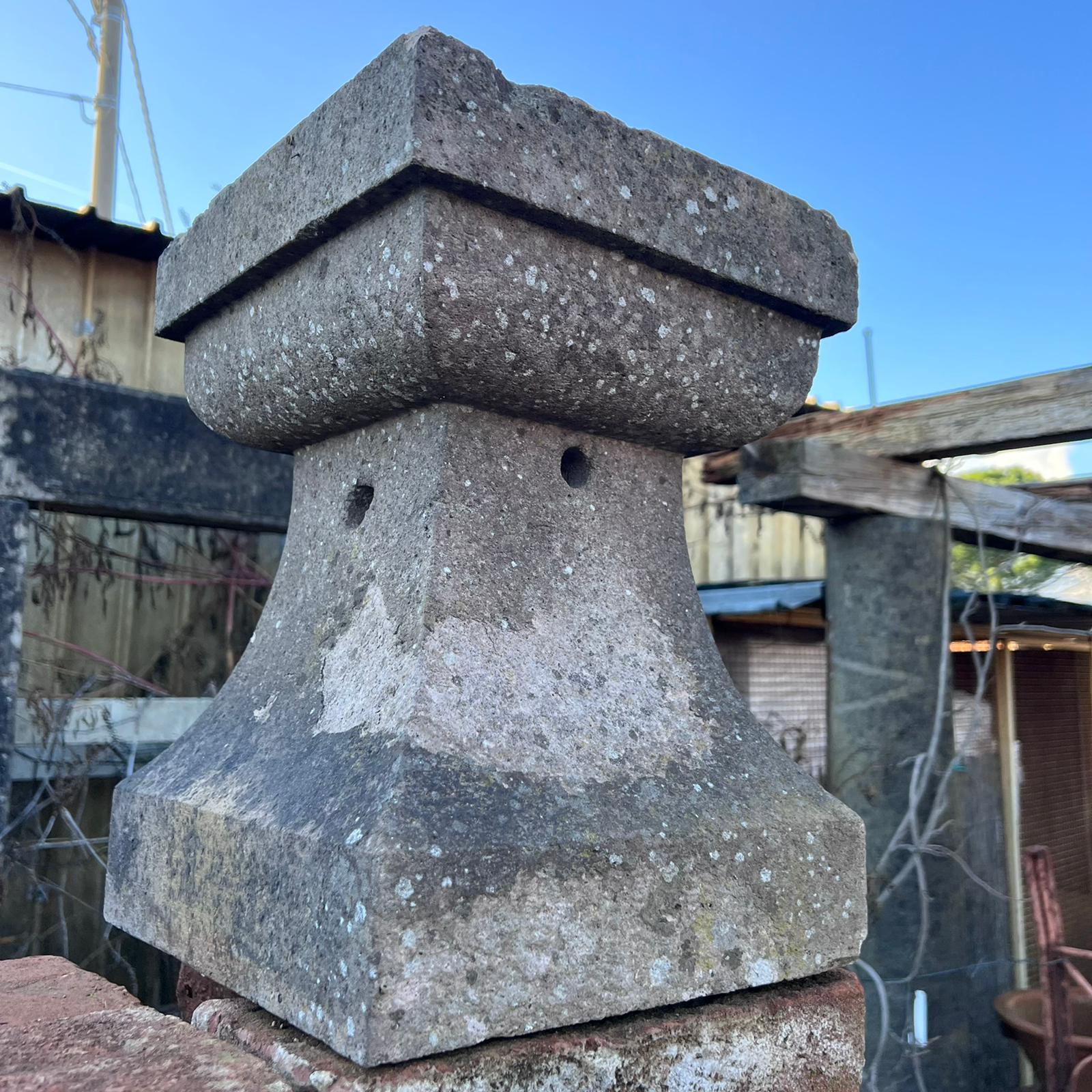 capitelli in pietra coppia 
