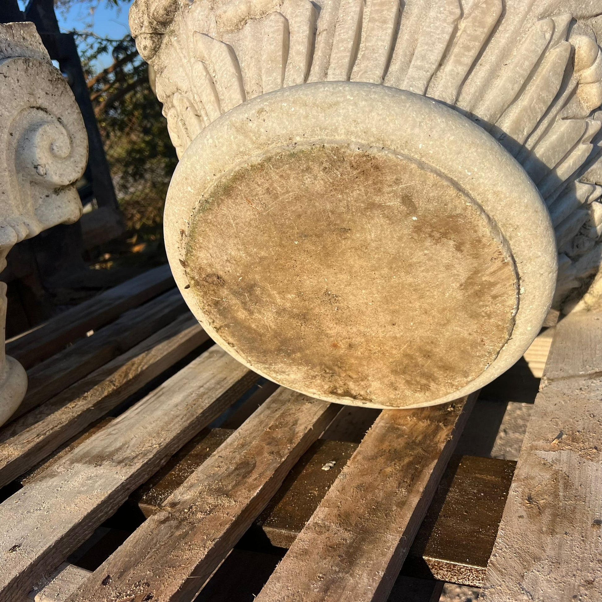 Capitello in marmo antico per pilastri dettaglio