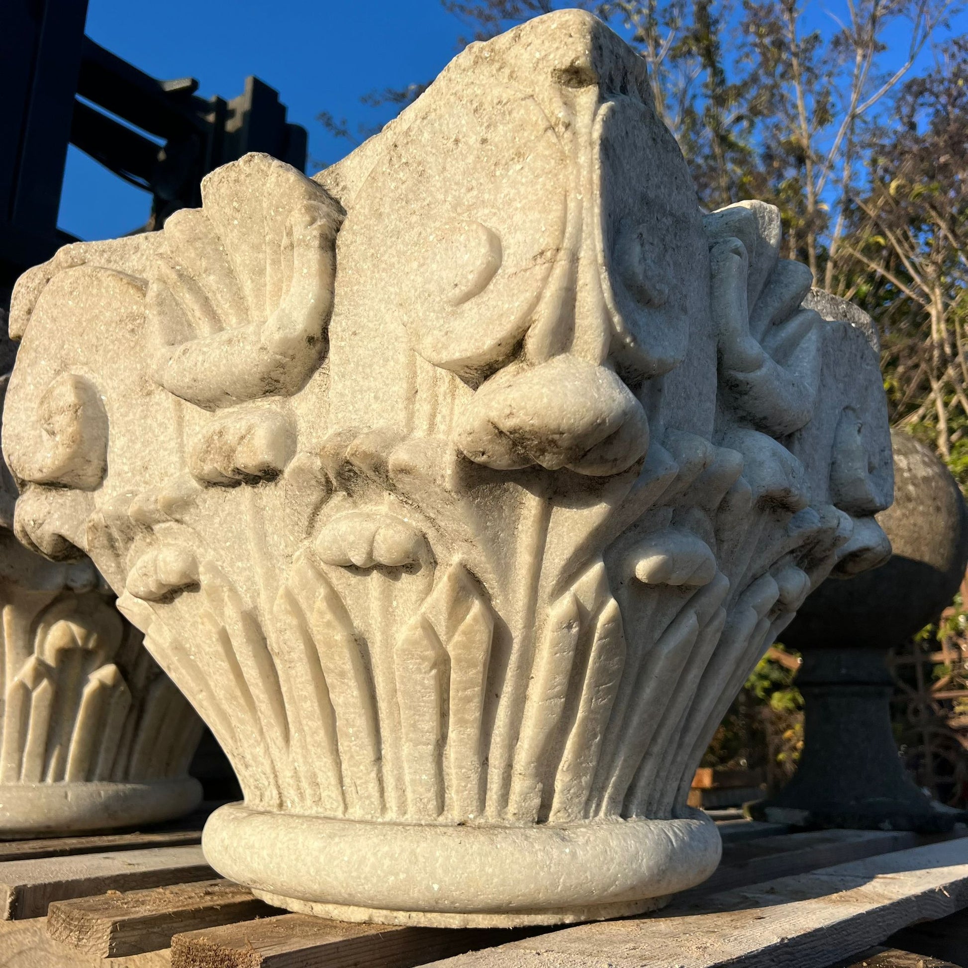 Capitello in marmo antico per pilastri