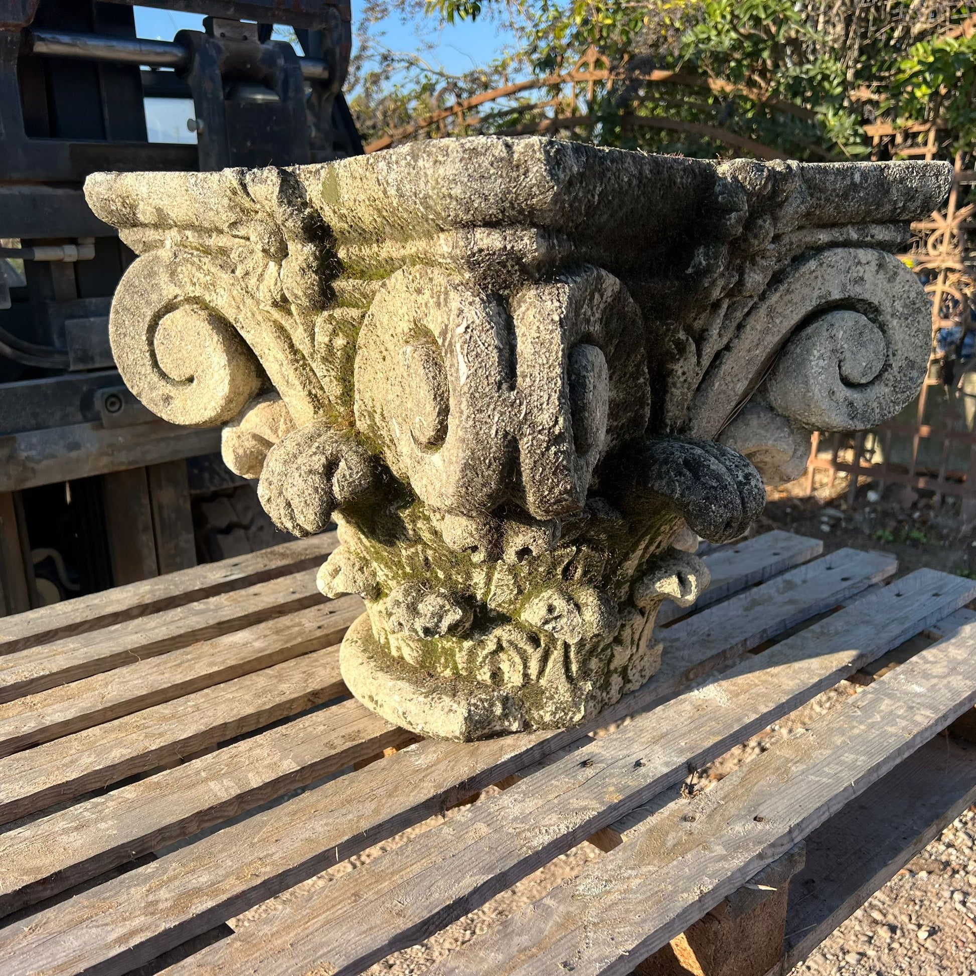 Capitello in pietra antico dettaglio laterale 