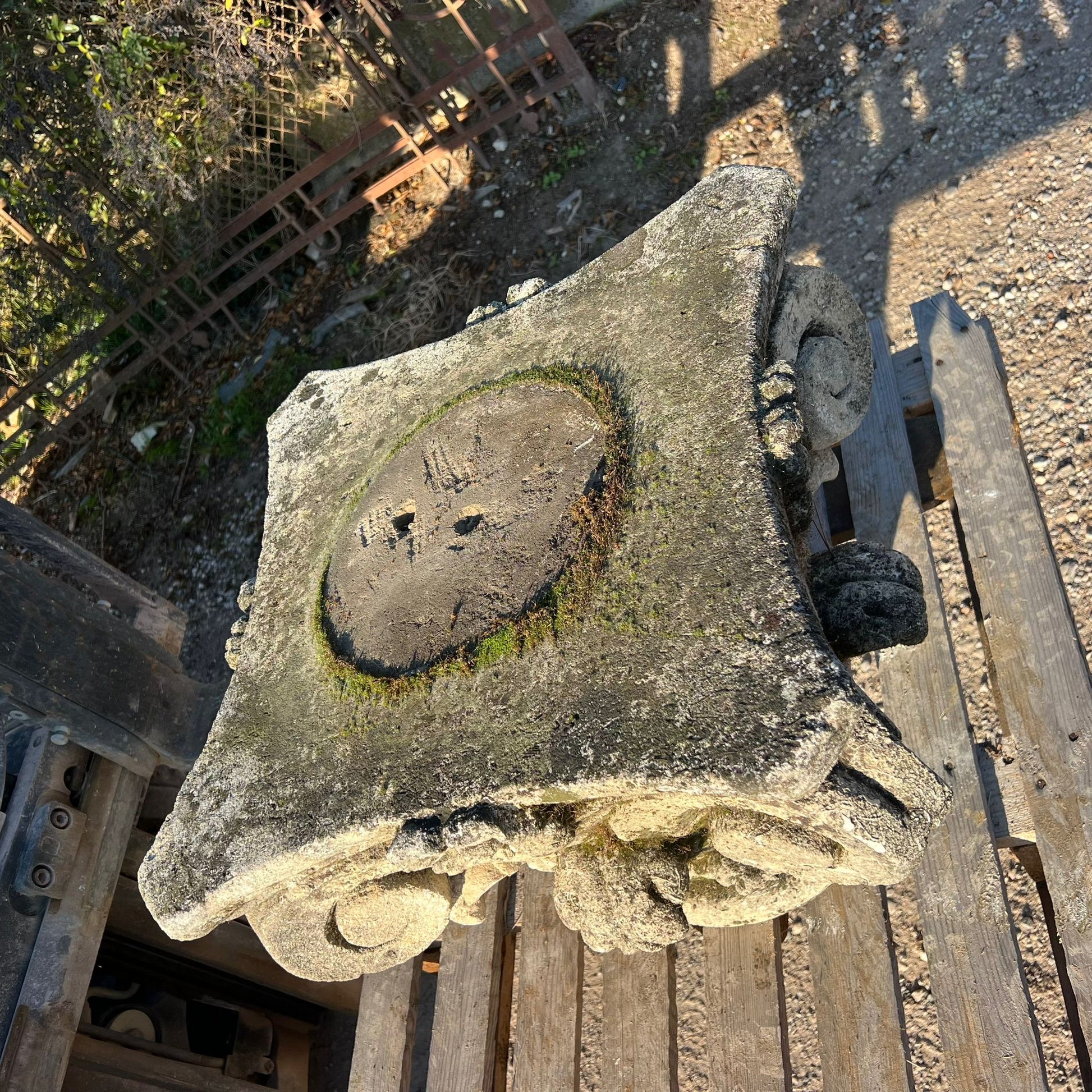 Capitello in pietra antico dettaglio 