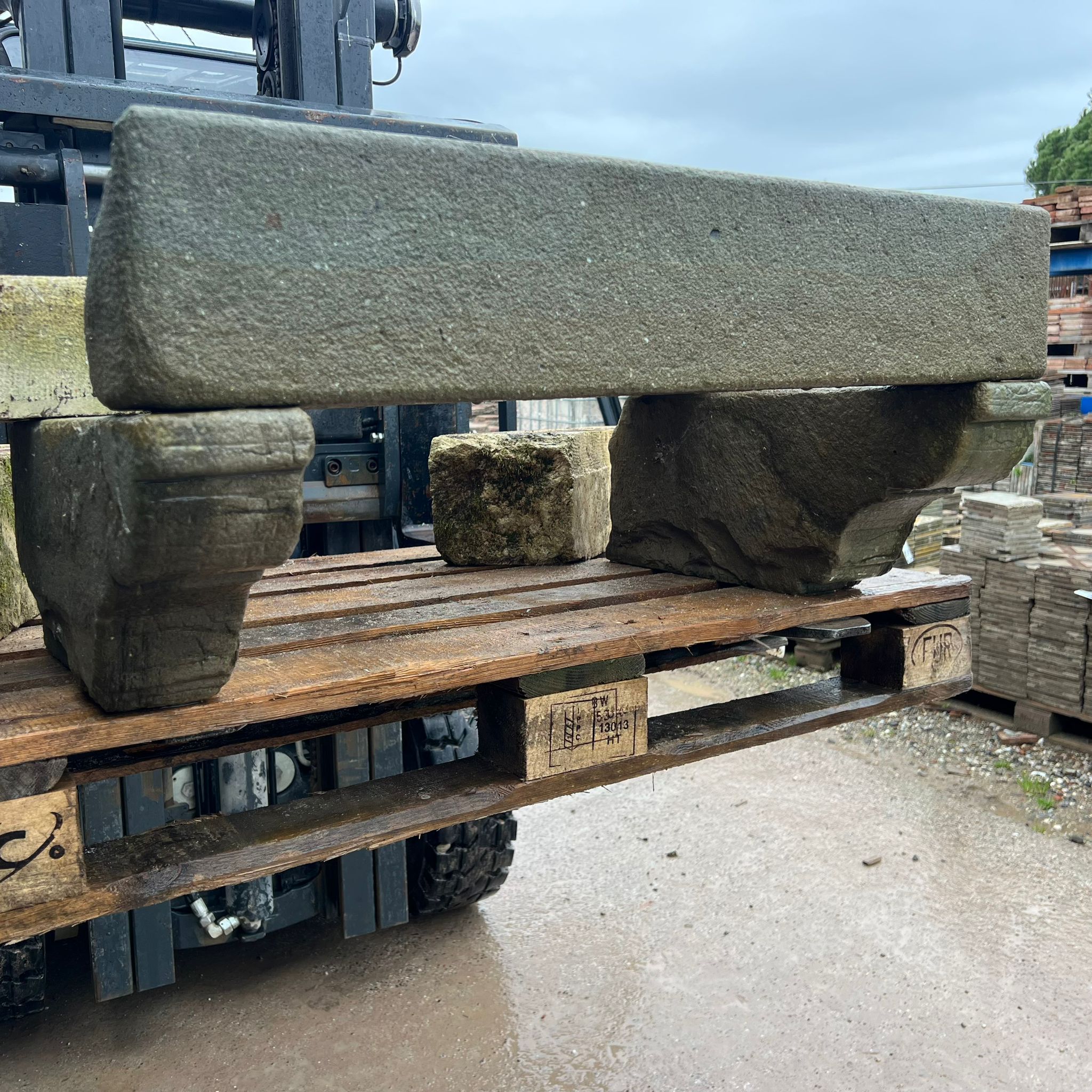 Cappa di pietra con mensole