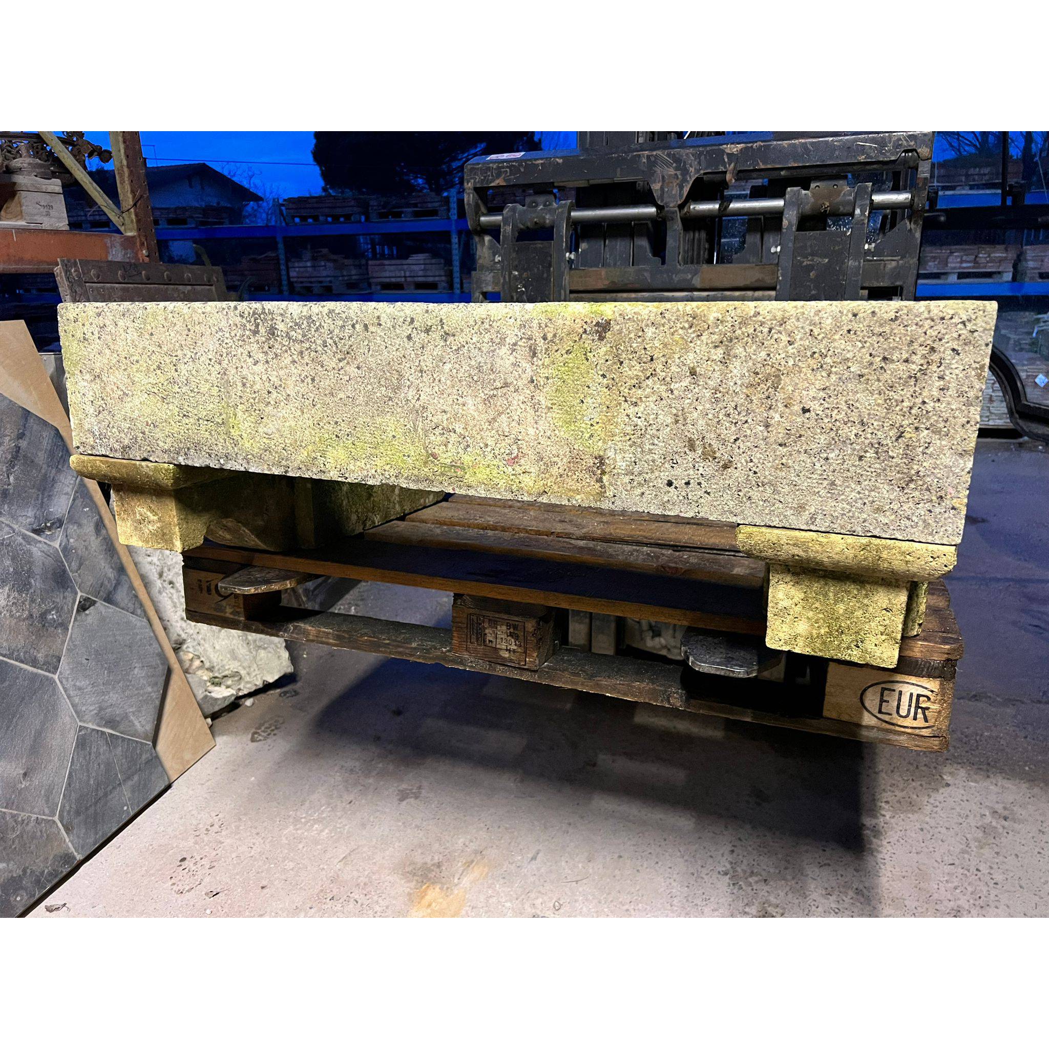 Cappa in pietra chiara