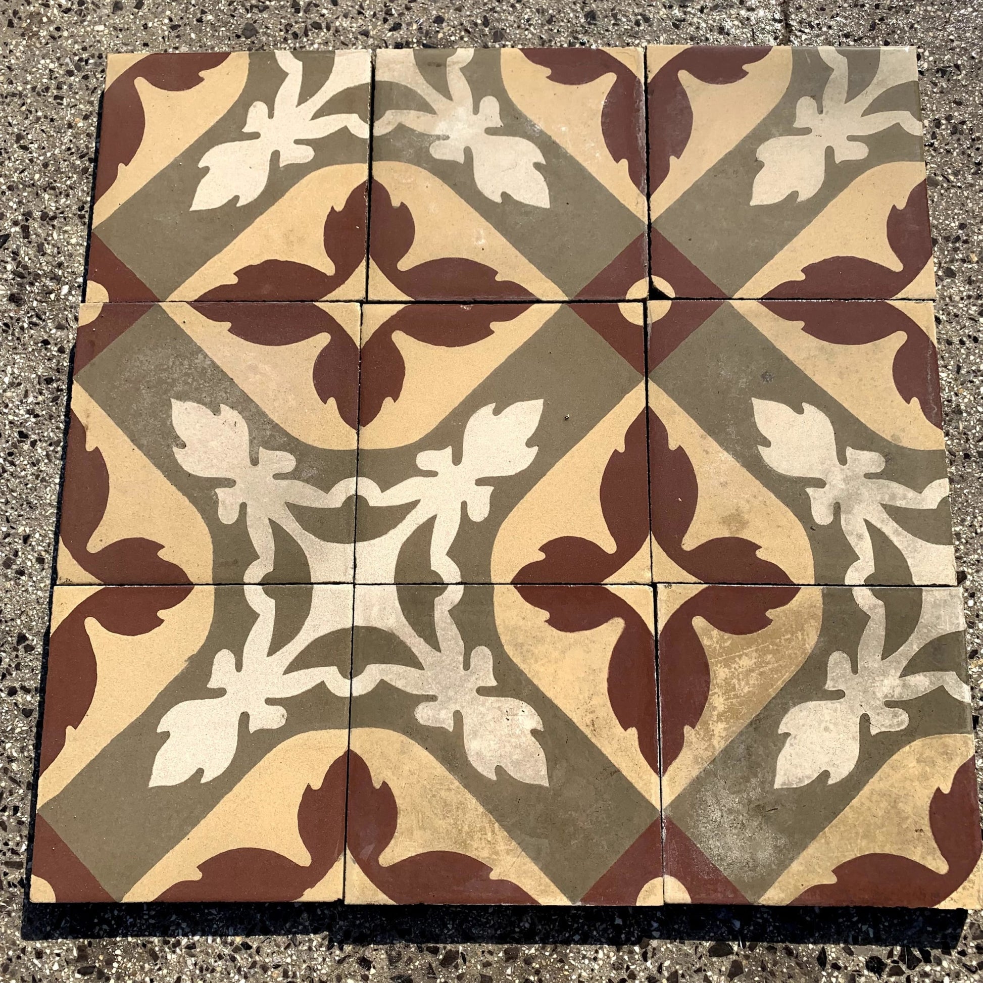 Cementina con fiori bianchi e rossi 