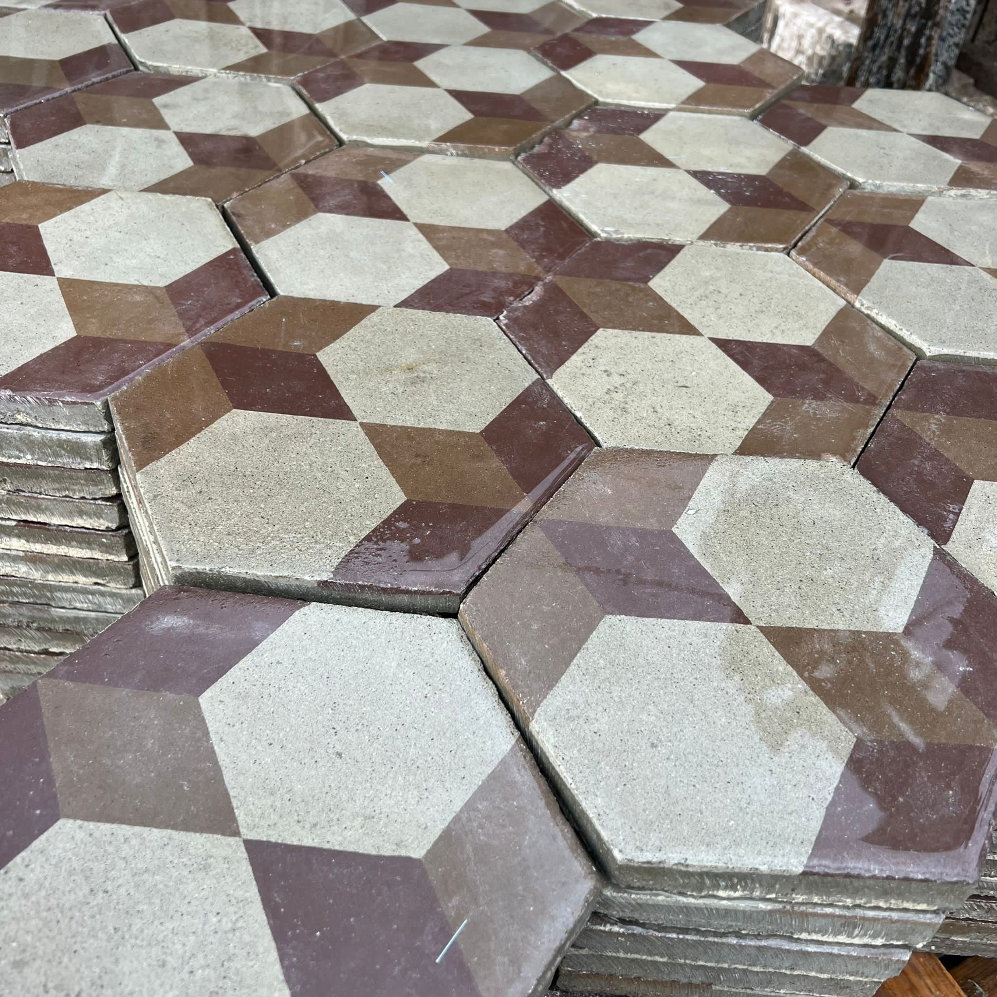 Cementina esagonale marrone e grigia