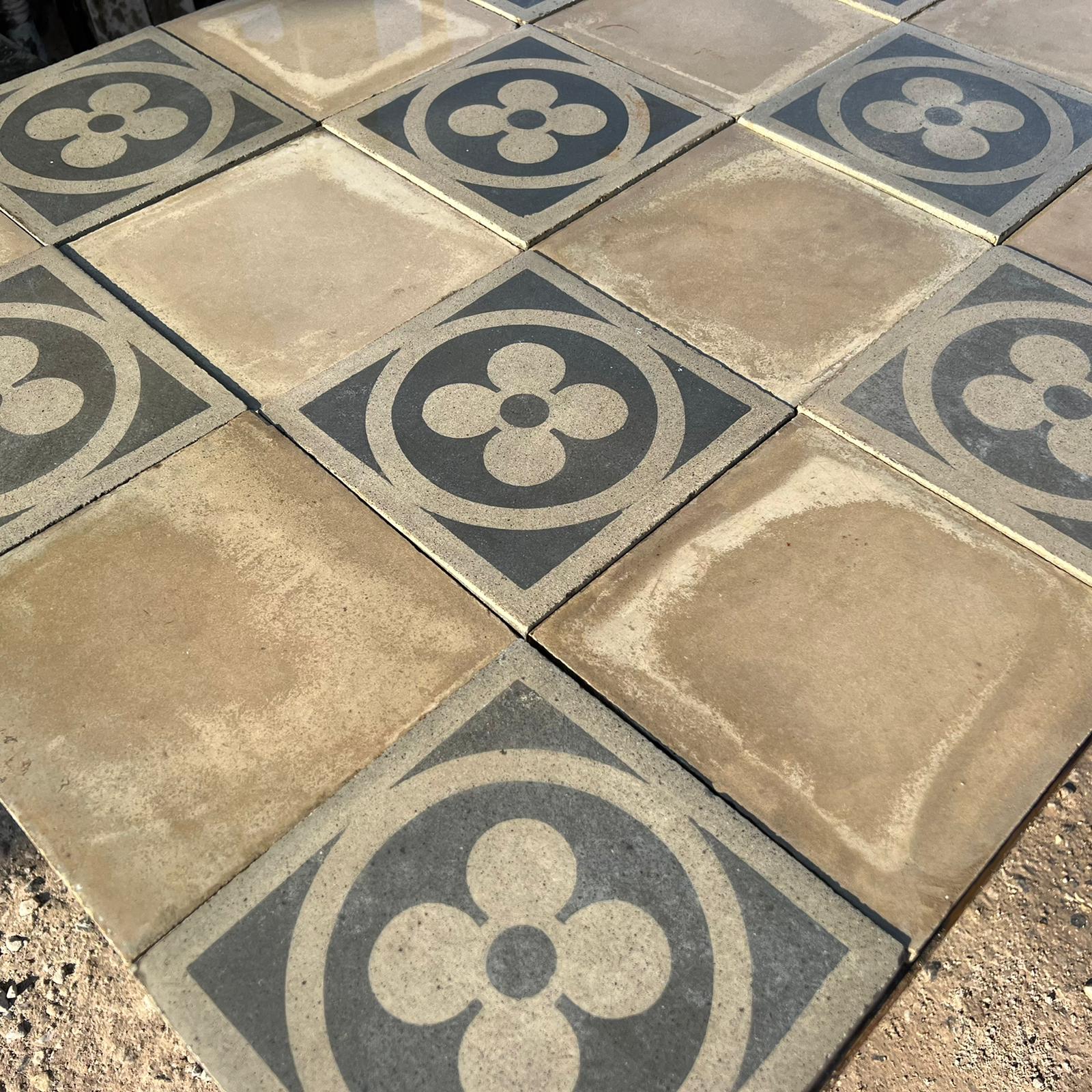 Cementine antiche con fiore 
