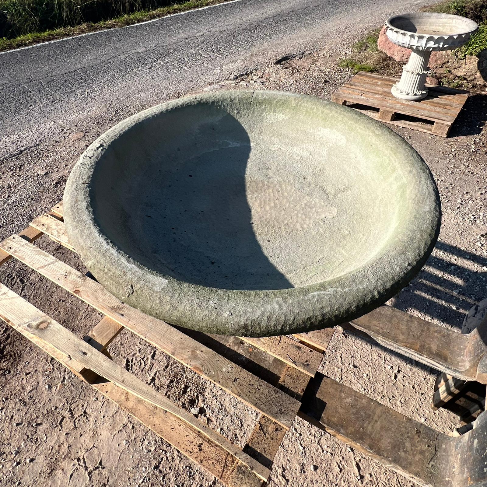 Centrale di fontana in pietra dettaglio vasca 
