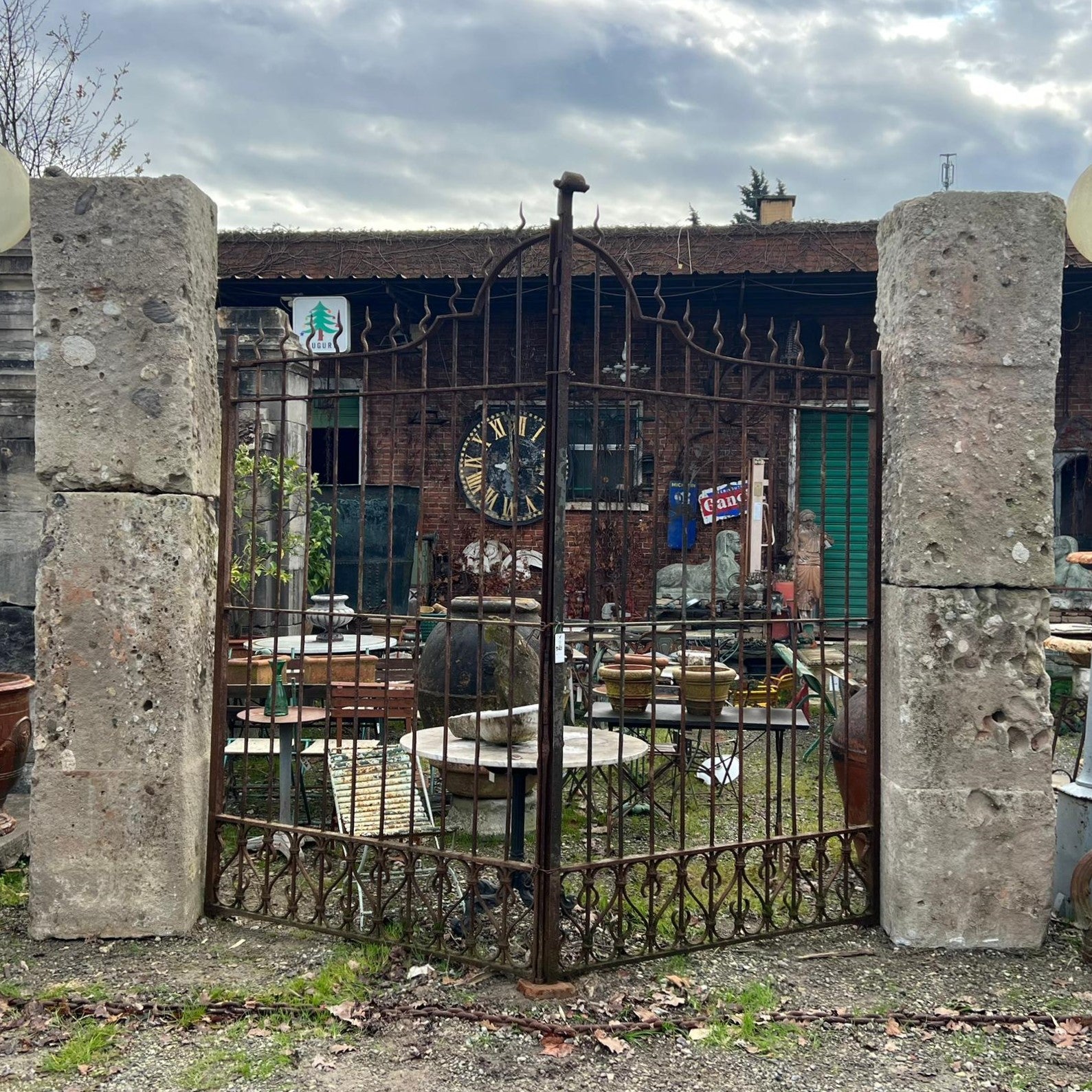 Colonne in pietra con cancello 