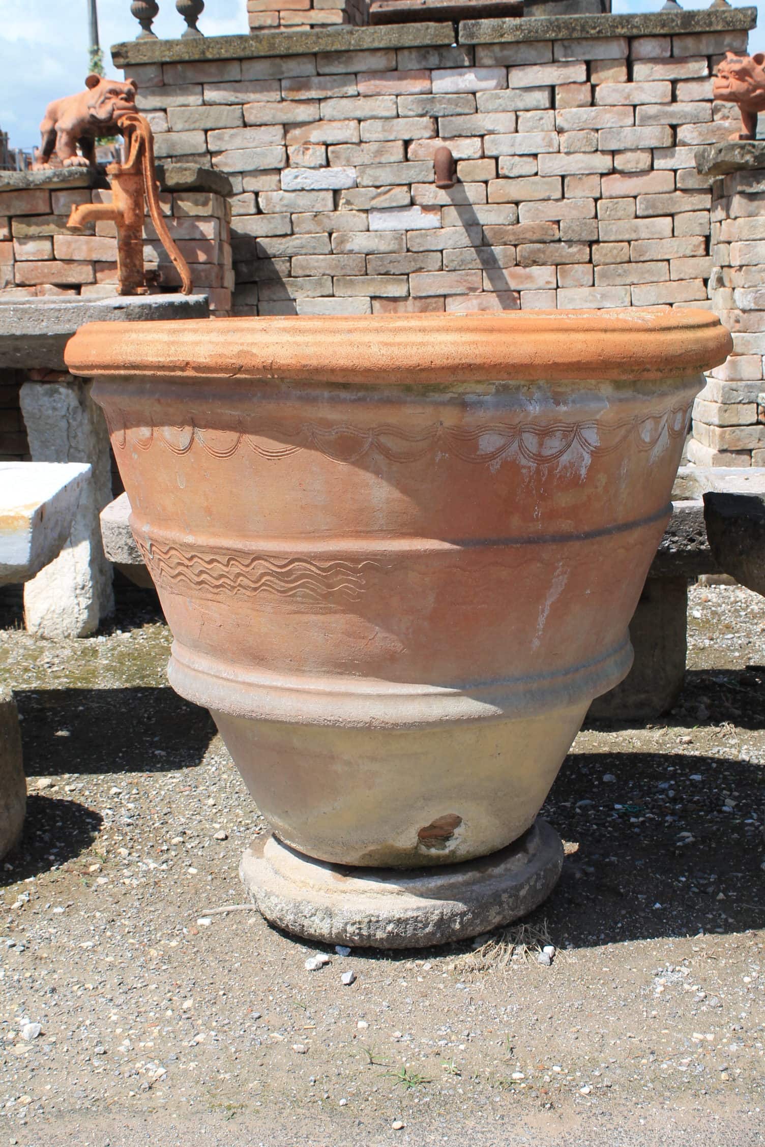 Conca con base in pietra 
